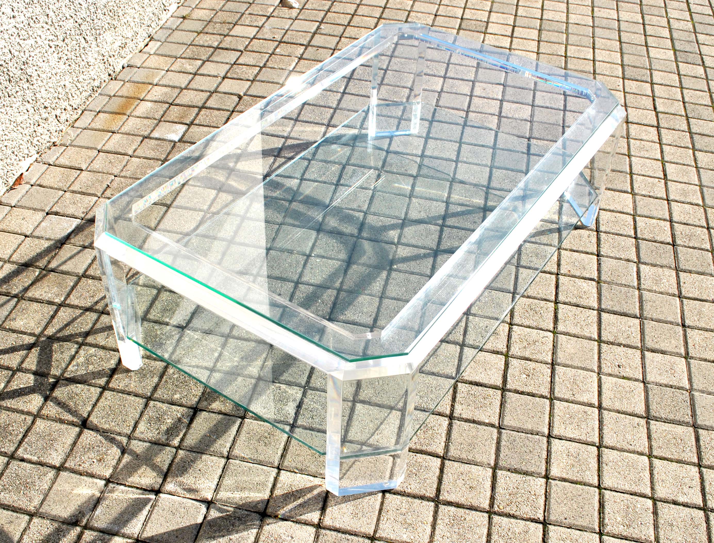 Modernist coffee table in glass and plexiglass altuglas design David Lange 1980
