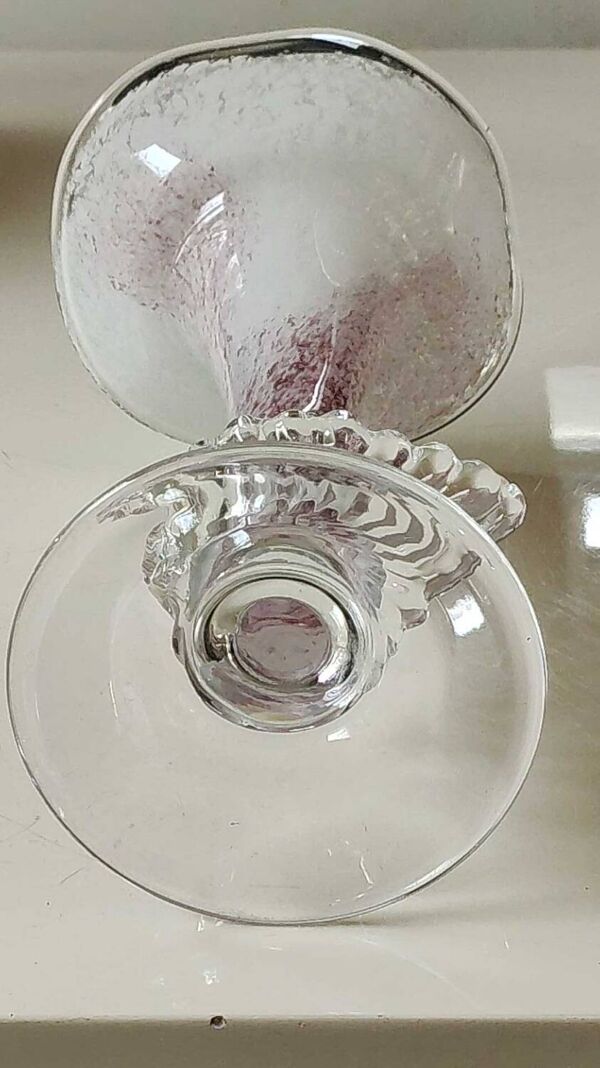 Vase Soliflore Peter Kaspar/Au design floral, col collerette. En verre d Art soufflé, moucheté violine. Inclusion coquillage. Dim 26,5 x 13 cm