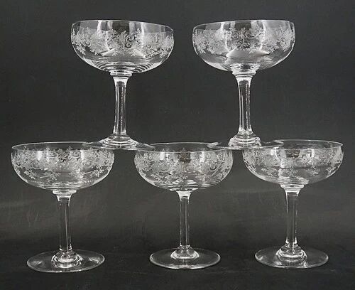 Baccarat Sévigné 5 champagne glasses, engraved crystal, excellent condition, unsigned.