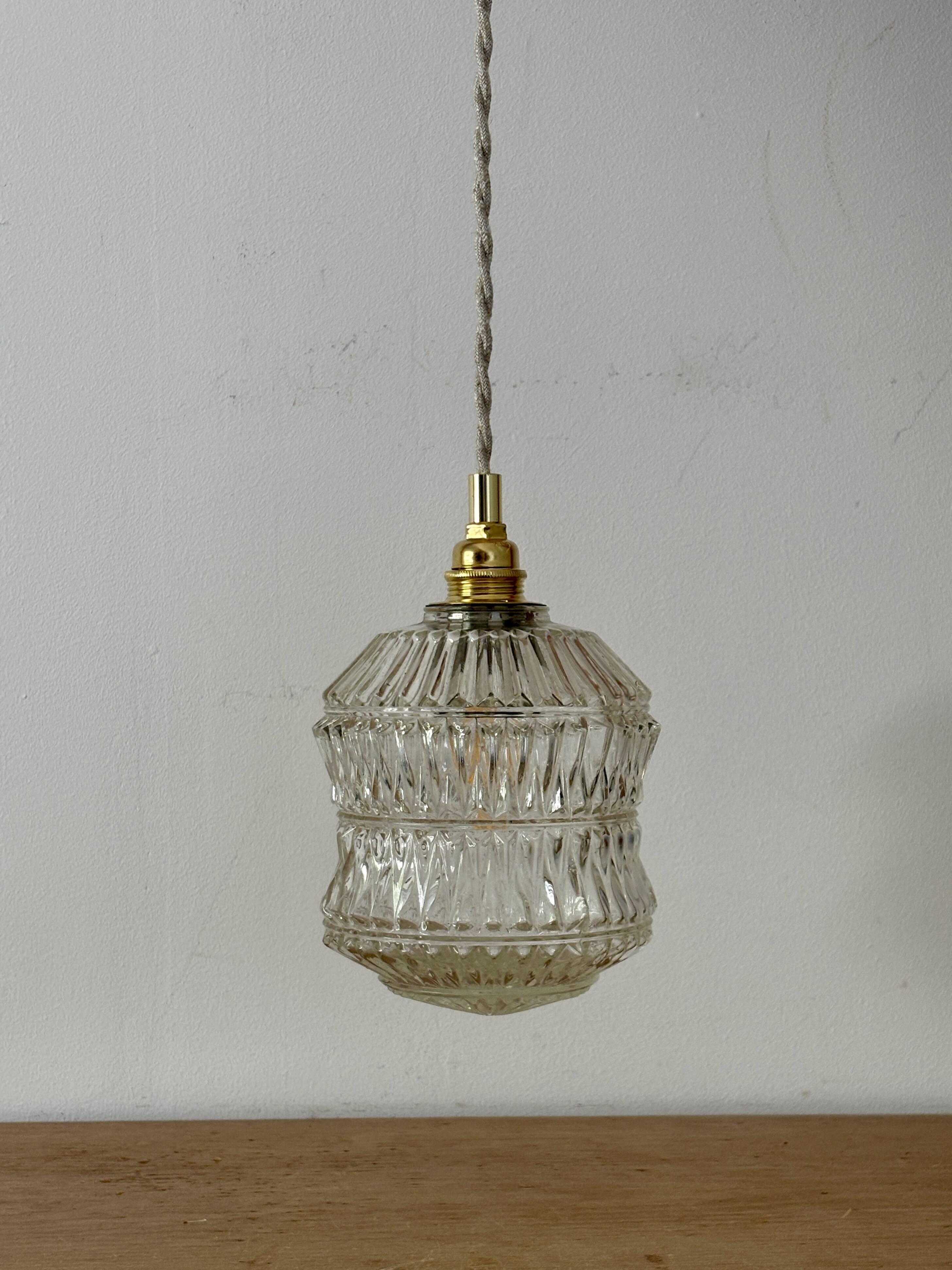 Suspension globe vintage en verre moulé