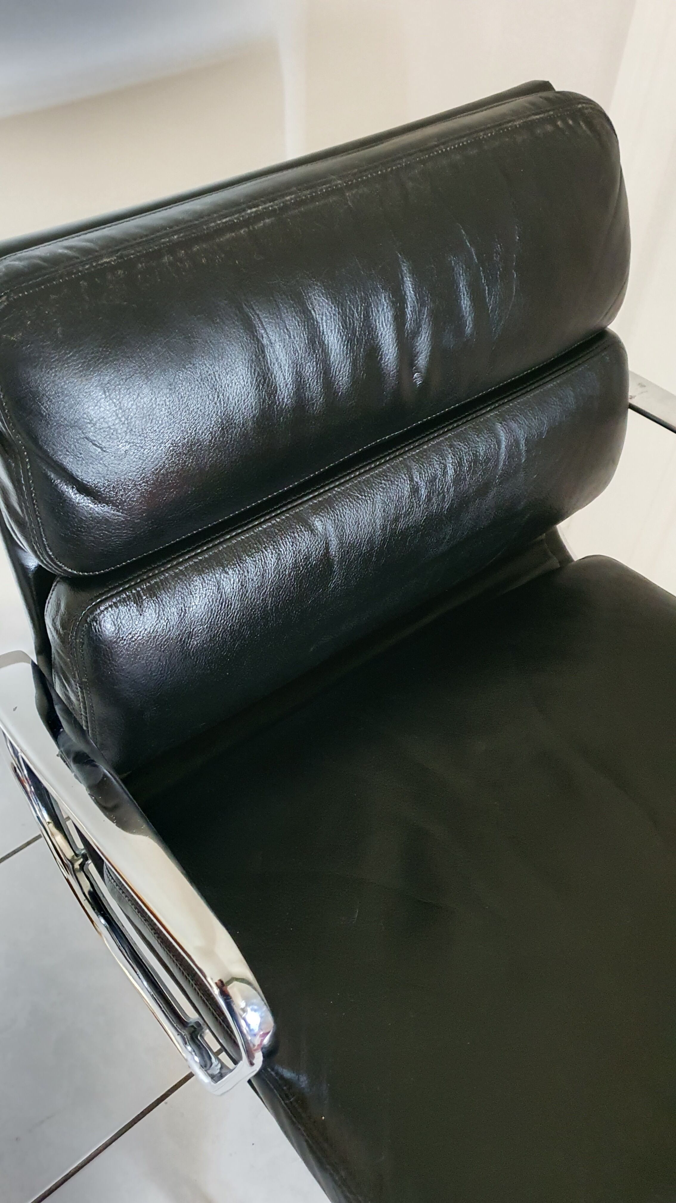 Fauteuil EA208 soft pad Charles et Ray Eames édition Herman Miller