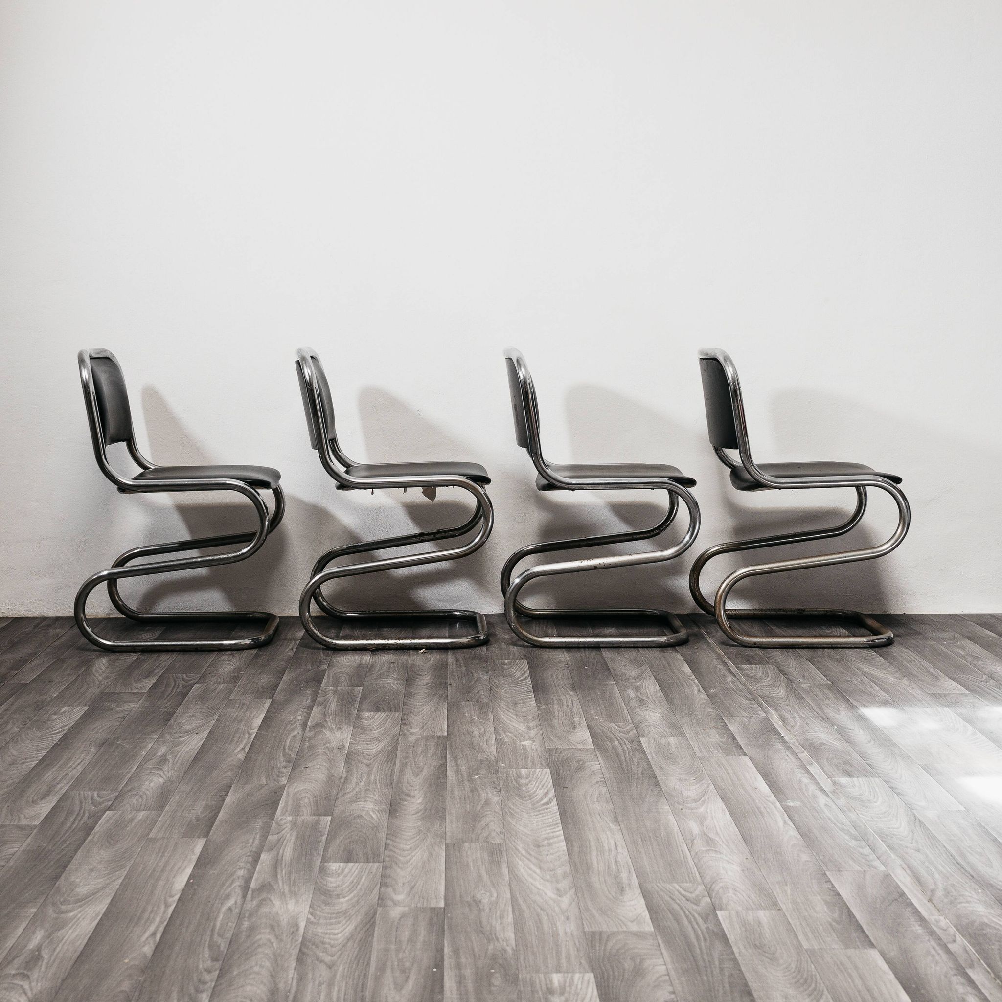 Ensemble de 4 chaises à bascule en acier chromé design années 80 vintage moderne.