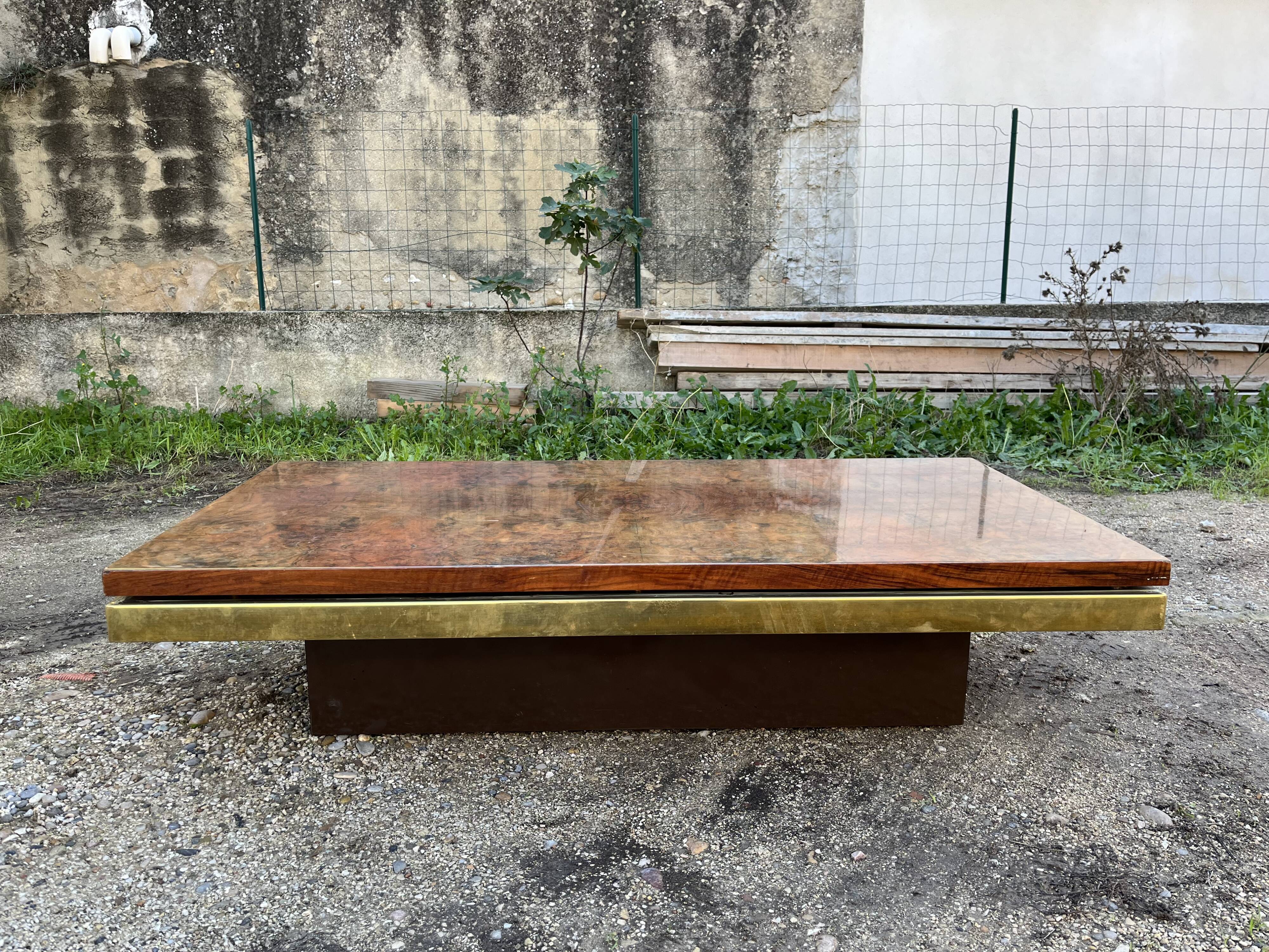 Design coffee table in walnut and brass 70 years