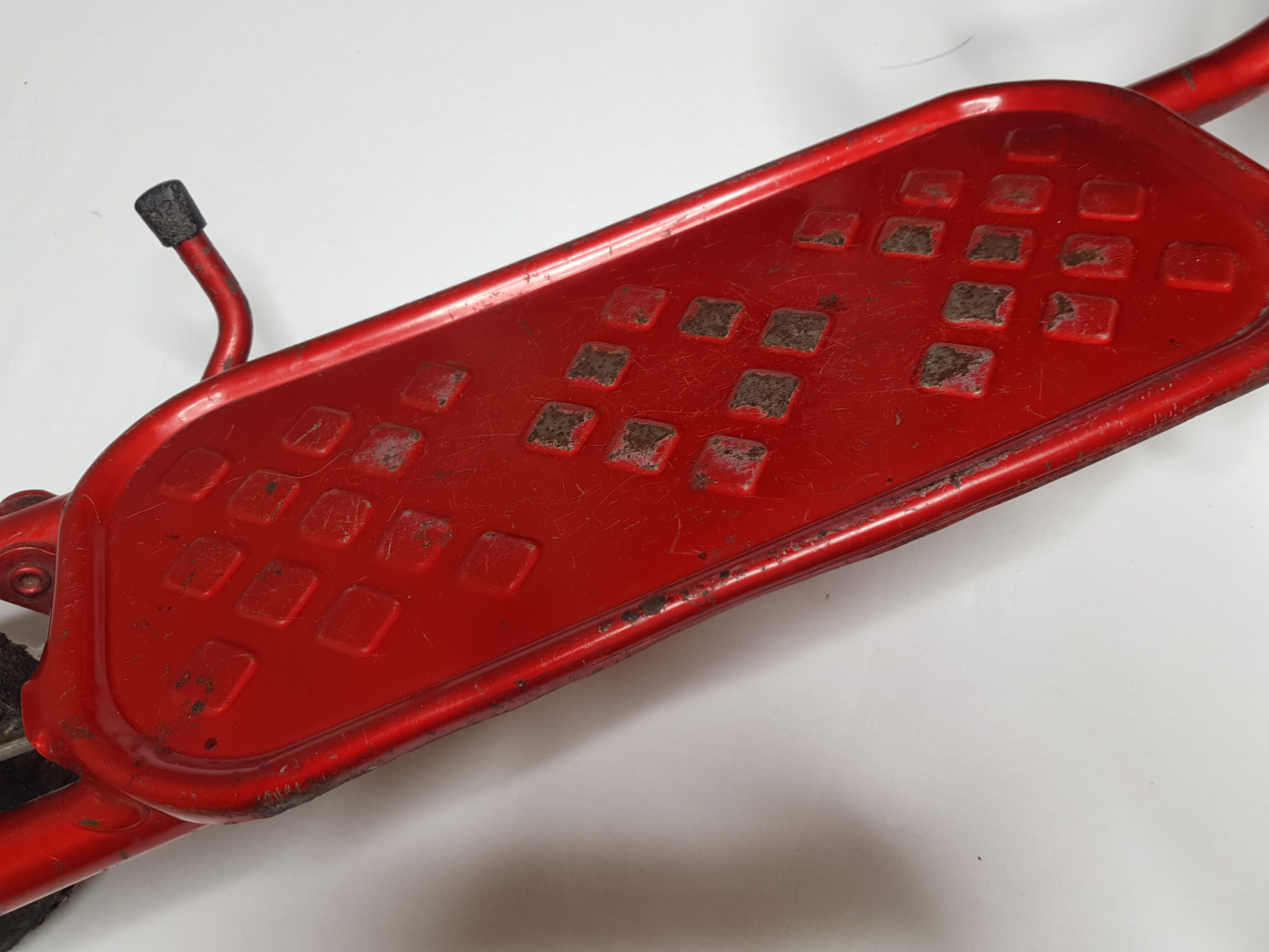 Former red pedal trotinette, 60-70s