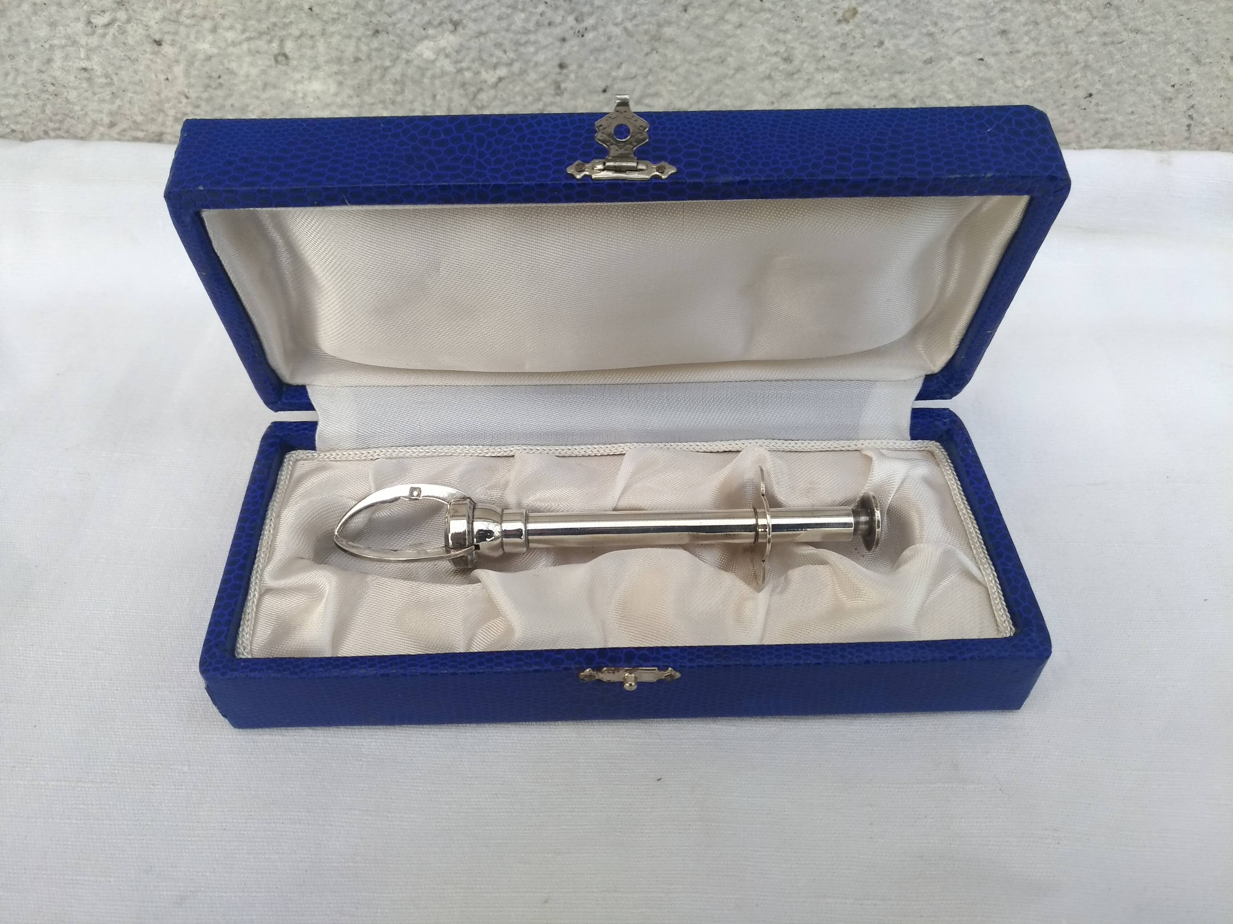 Sugar claw in silver metal