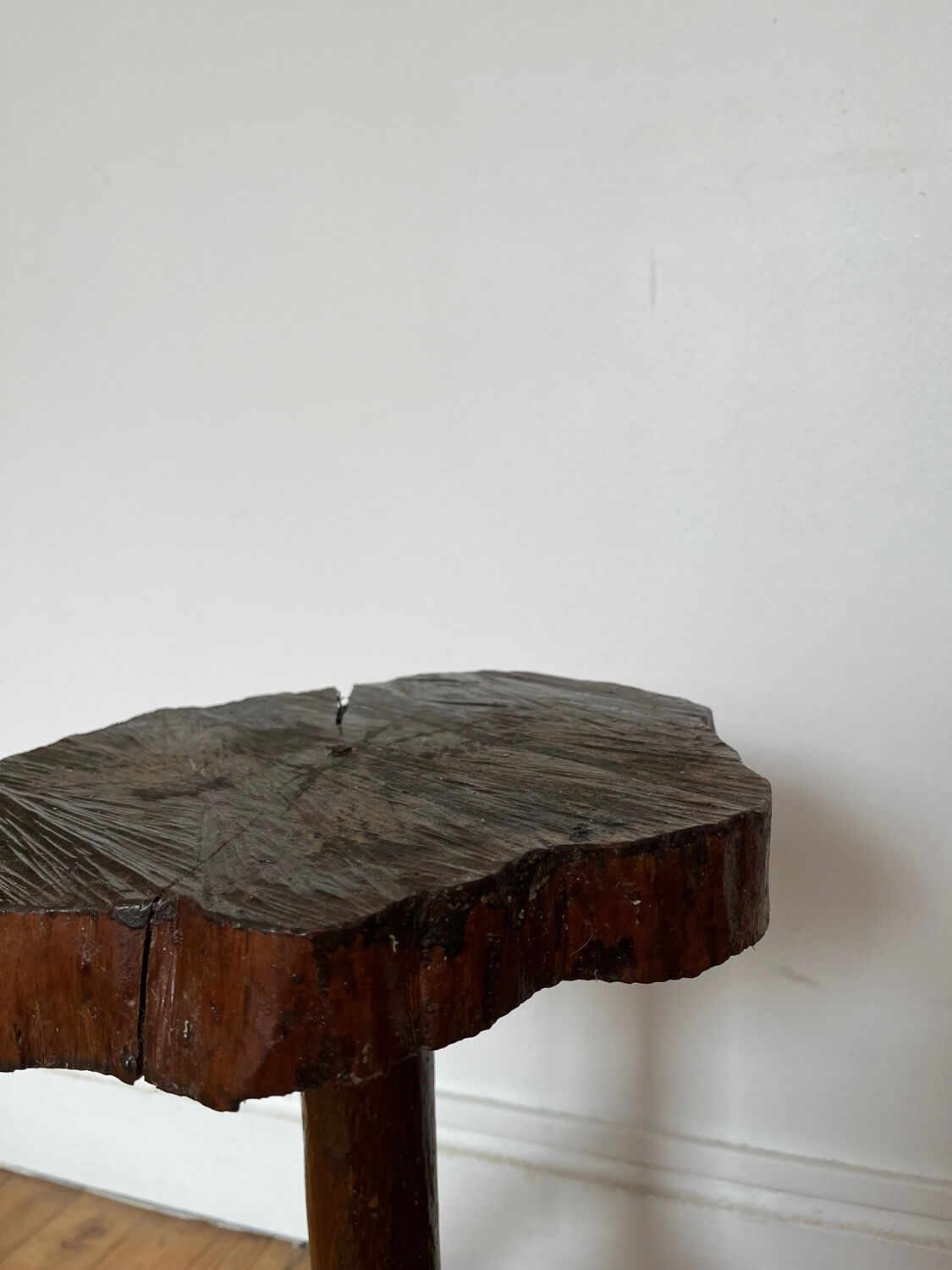 Tabouret tripode brutaliste