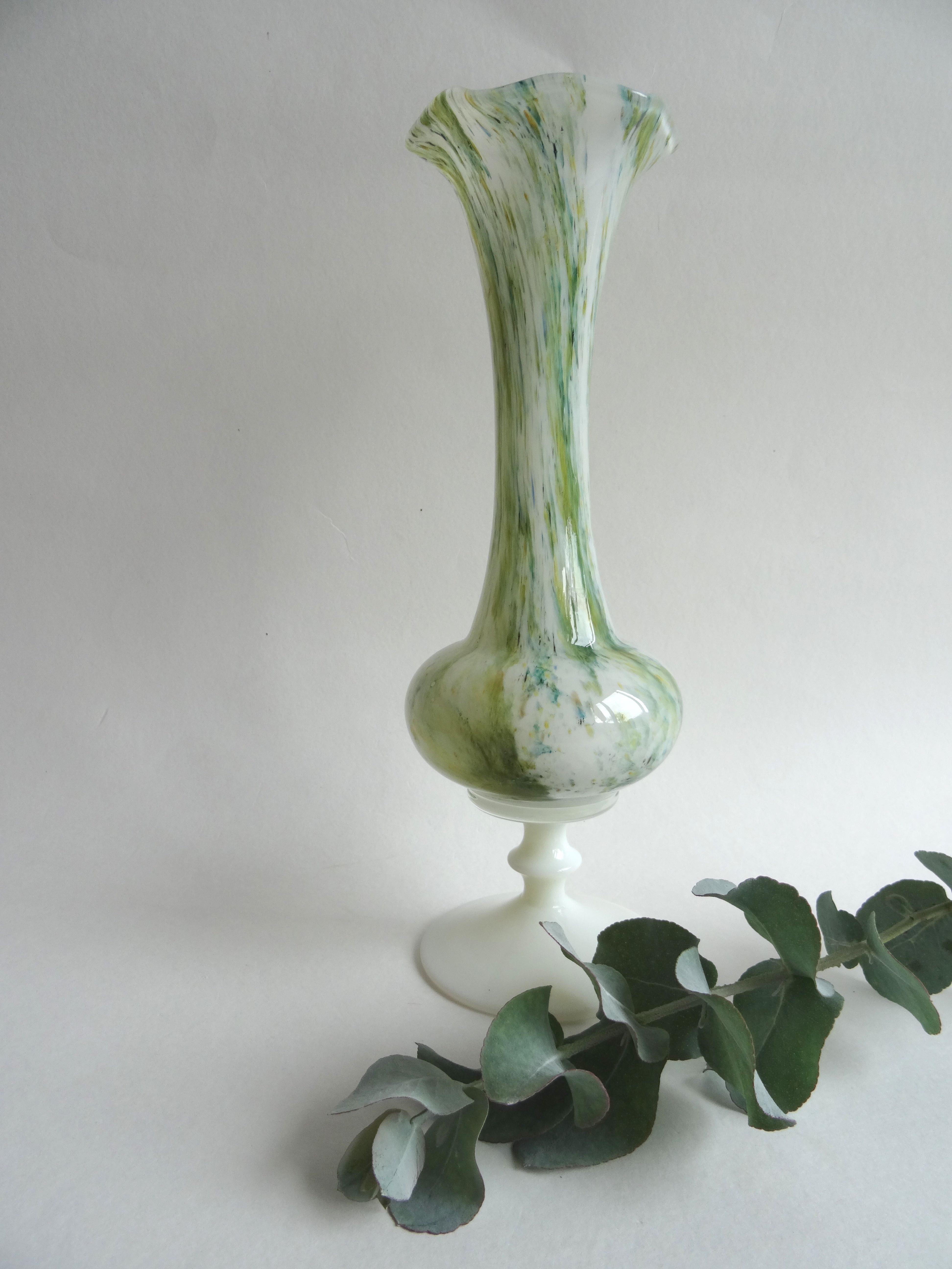 Vase en opaline vert et blanc