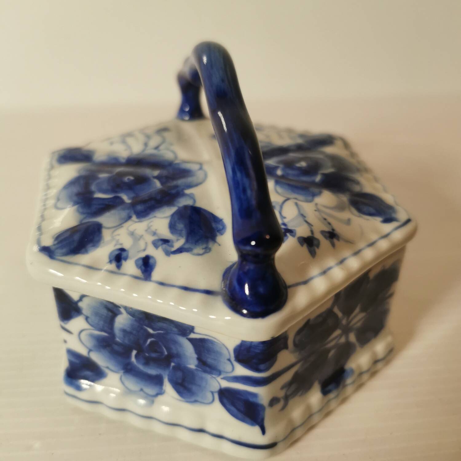 Candy box / jewelry box / empty pocket in blue ceramic, hand-painted in Thailand