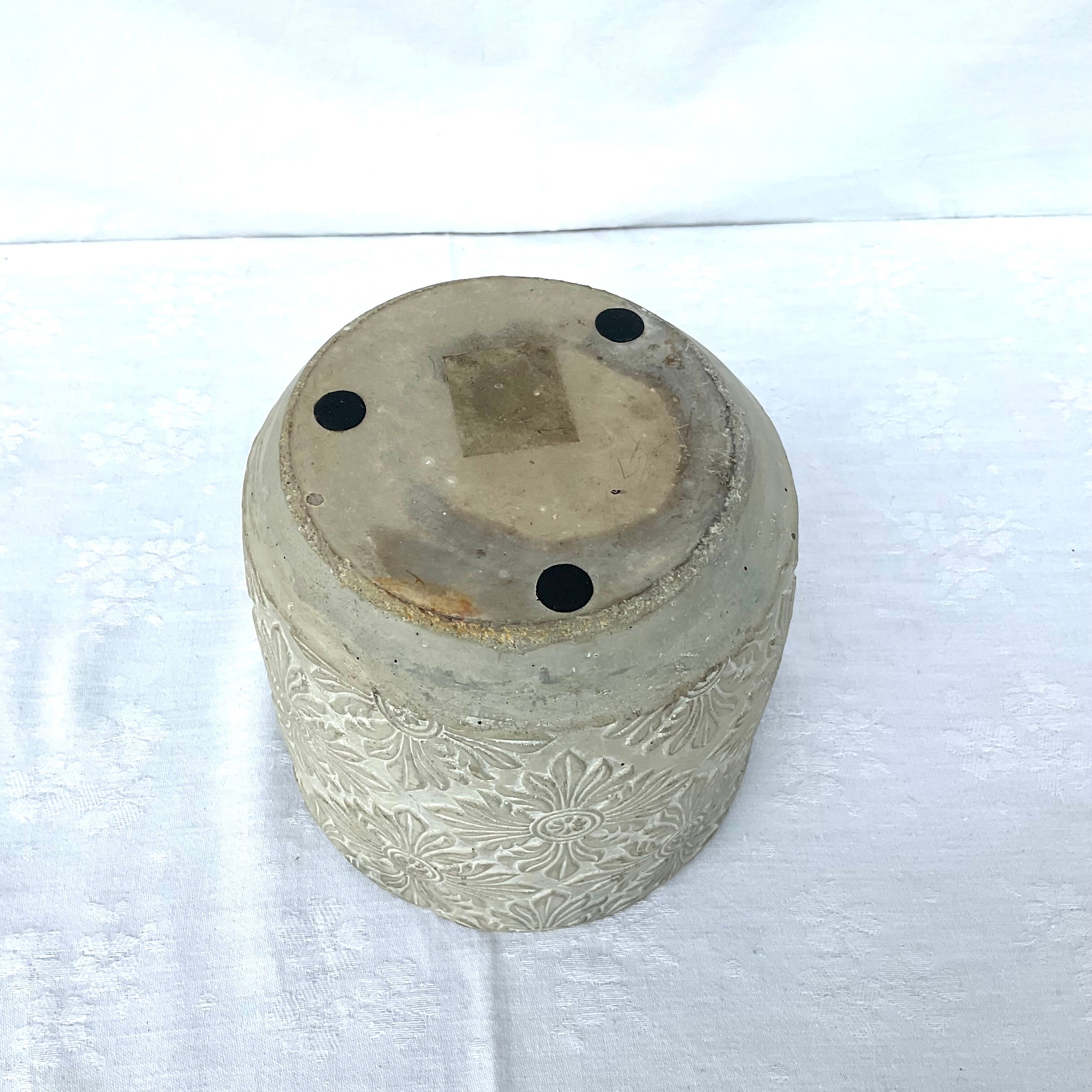 Cache-pot gray decoration in relief