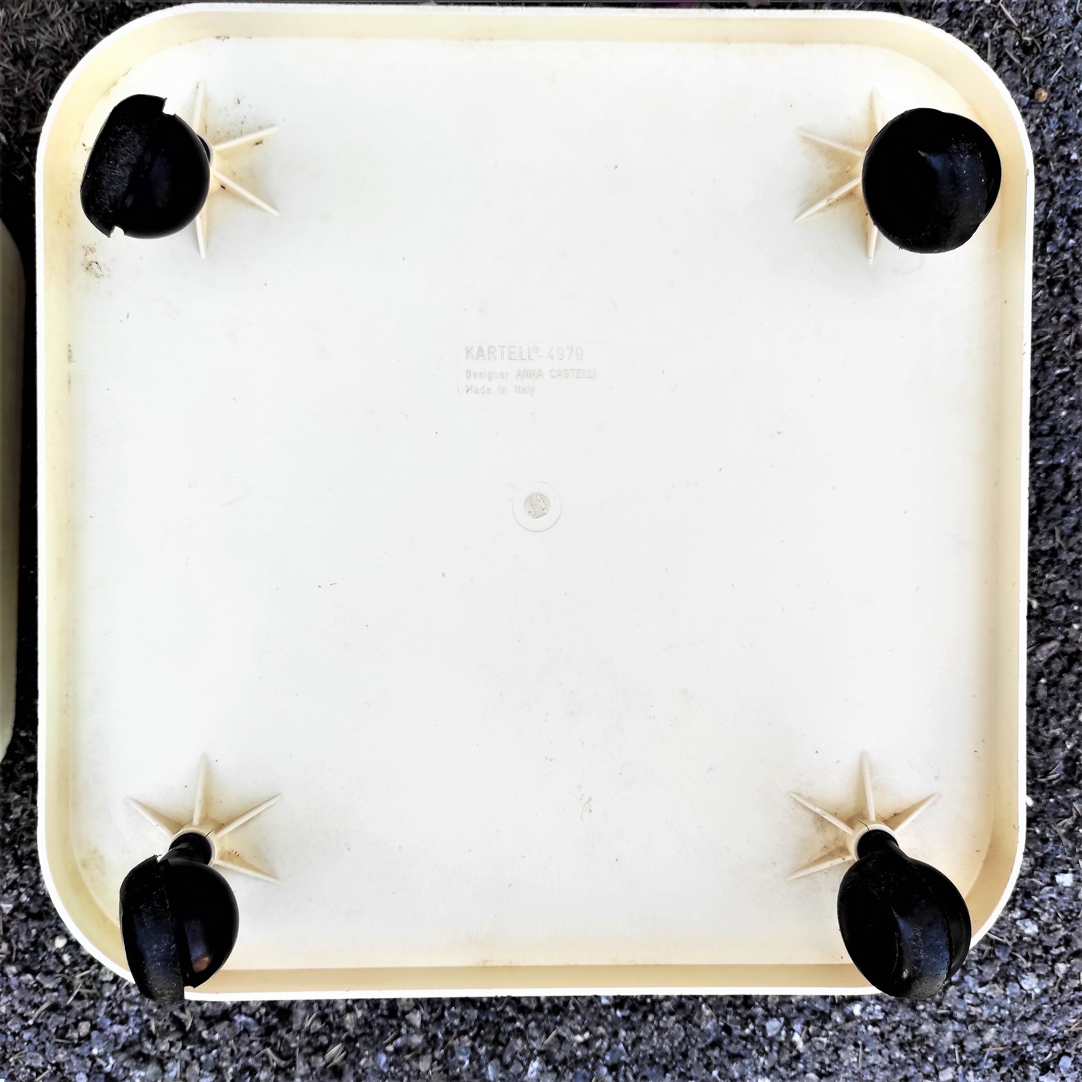 White plastic furniture kartell 4970 by anna castelli