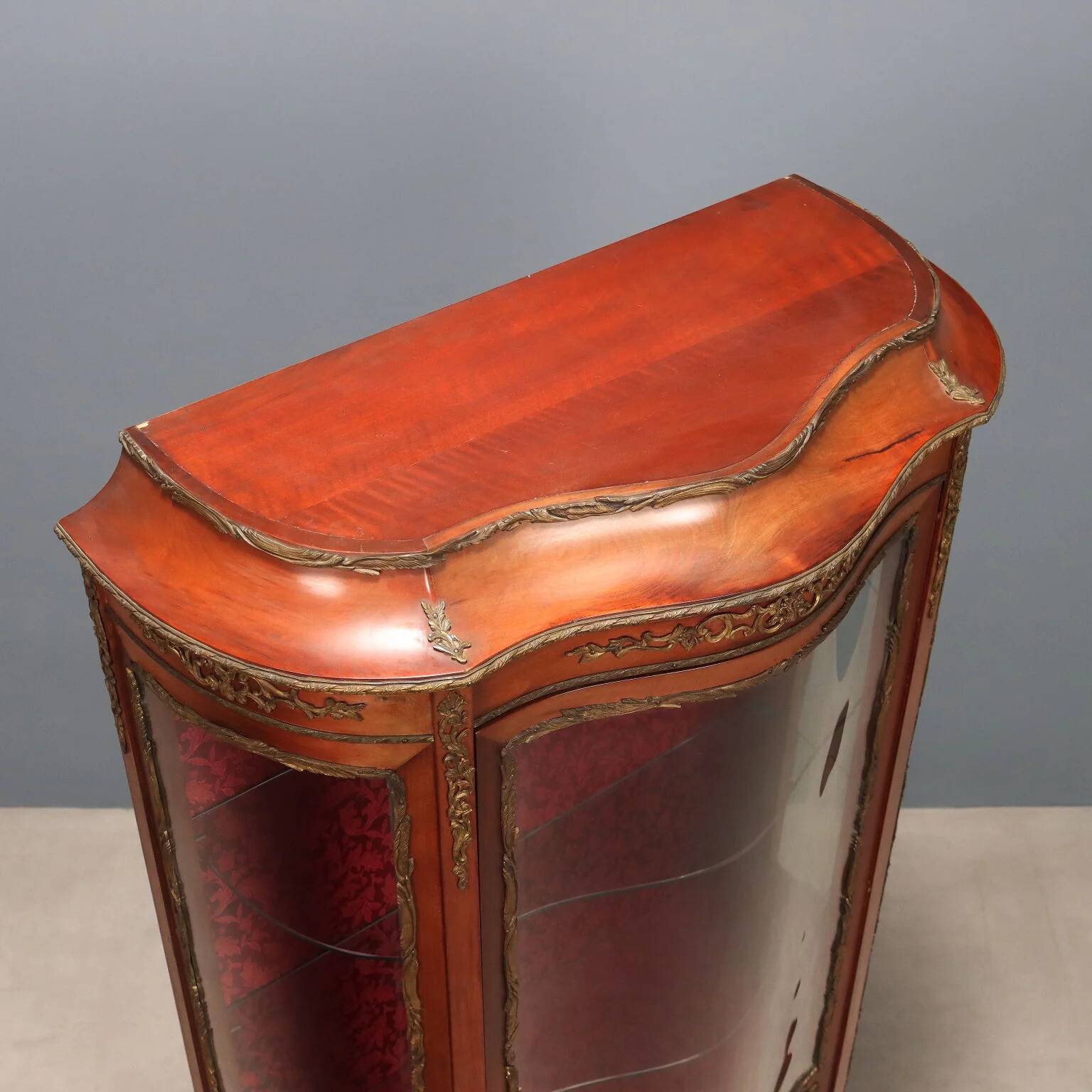 Antique baroque-style display cabinet in mahogany and bronze, Italy, 20th century.