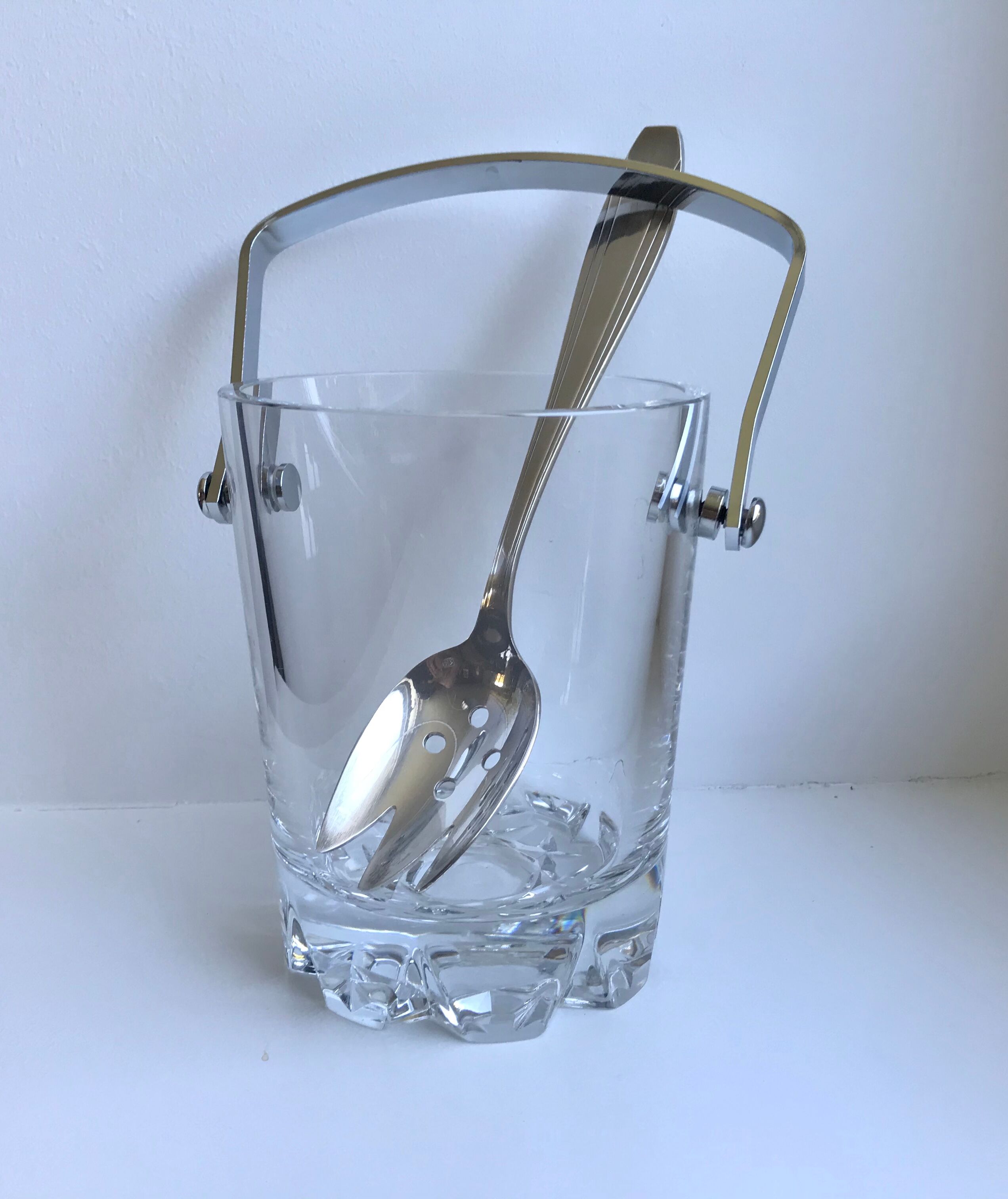 Sèvre crystal ice bucket and its 60s ice spoon