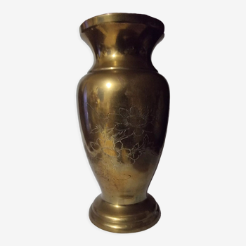 Vase en laiton sculpté décor floral