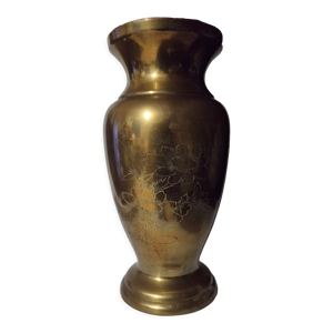 Vase en laiton sculpté décor