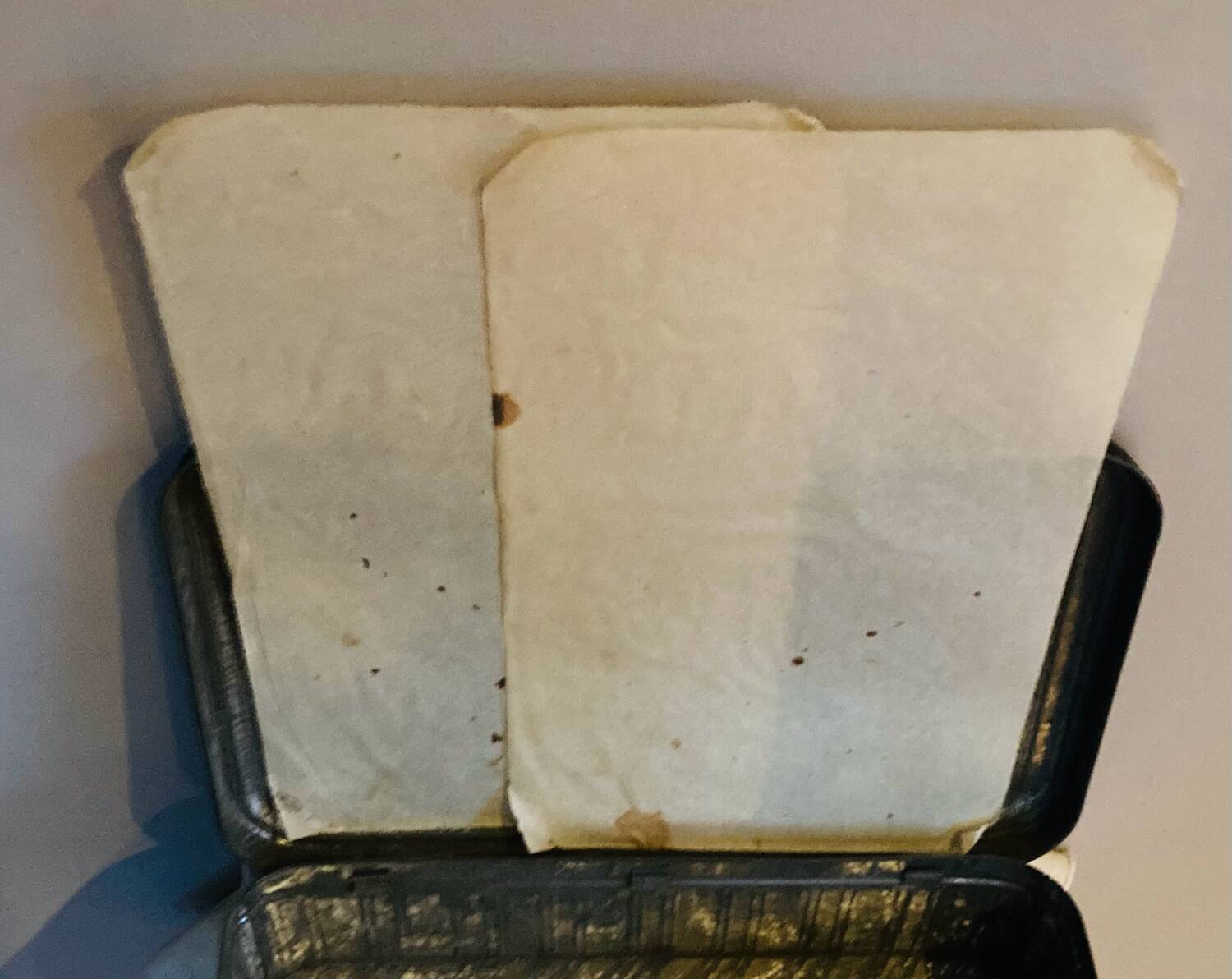 Cake tin from the early 20th century with embossed designs