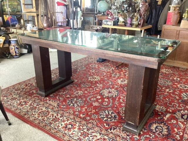 Gaming table with glass playing surface, poker cards