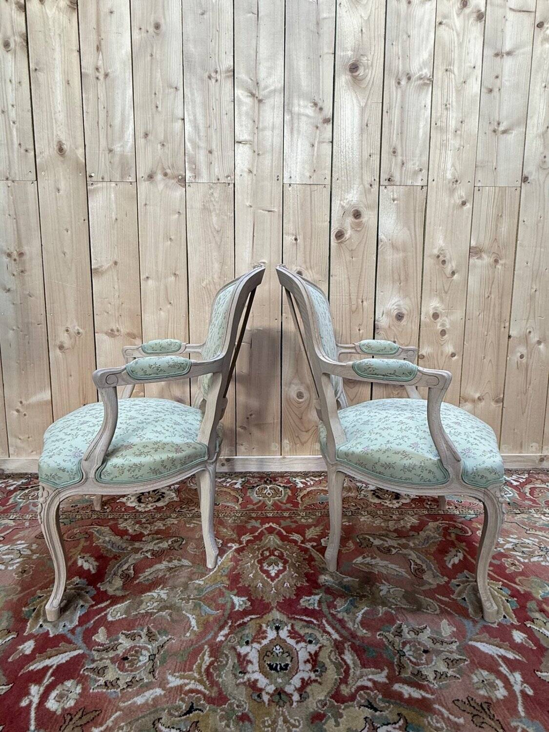 Paire de fauteuils cabriolets – Style Louis XV – Hêtre aérogommé – Tissu fl