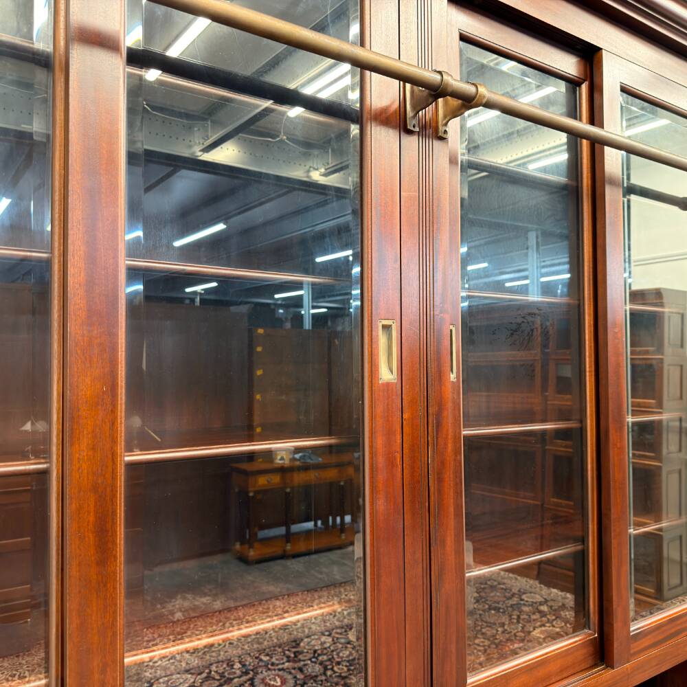 Bibliothèque classique en bois avec vitrine