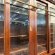 Bibliothèque classique en bois avec vitrine