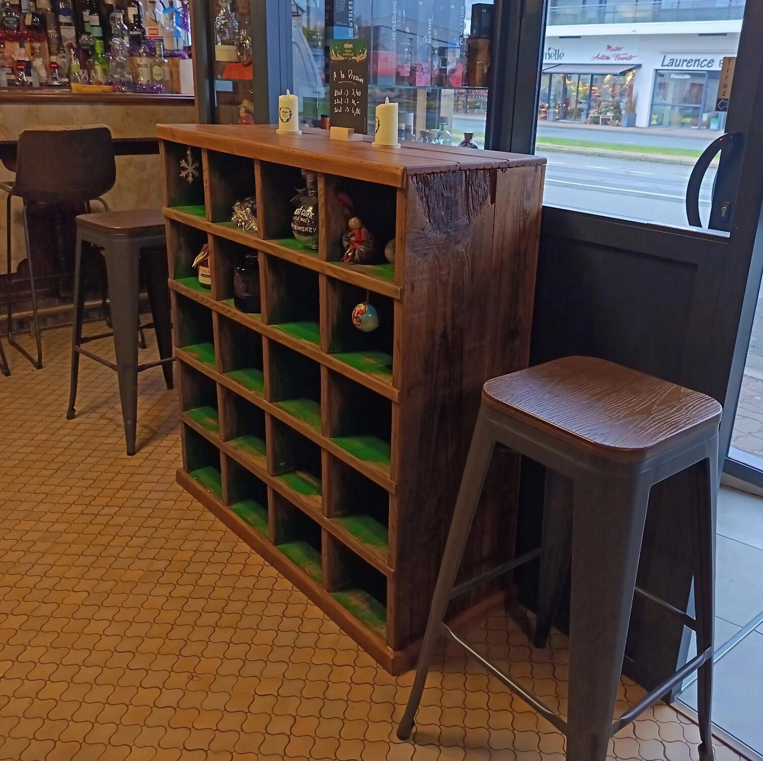 Workshop cabinet with compartments