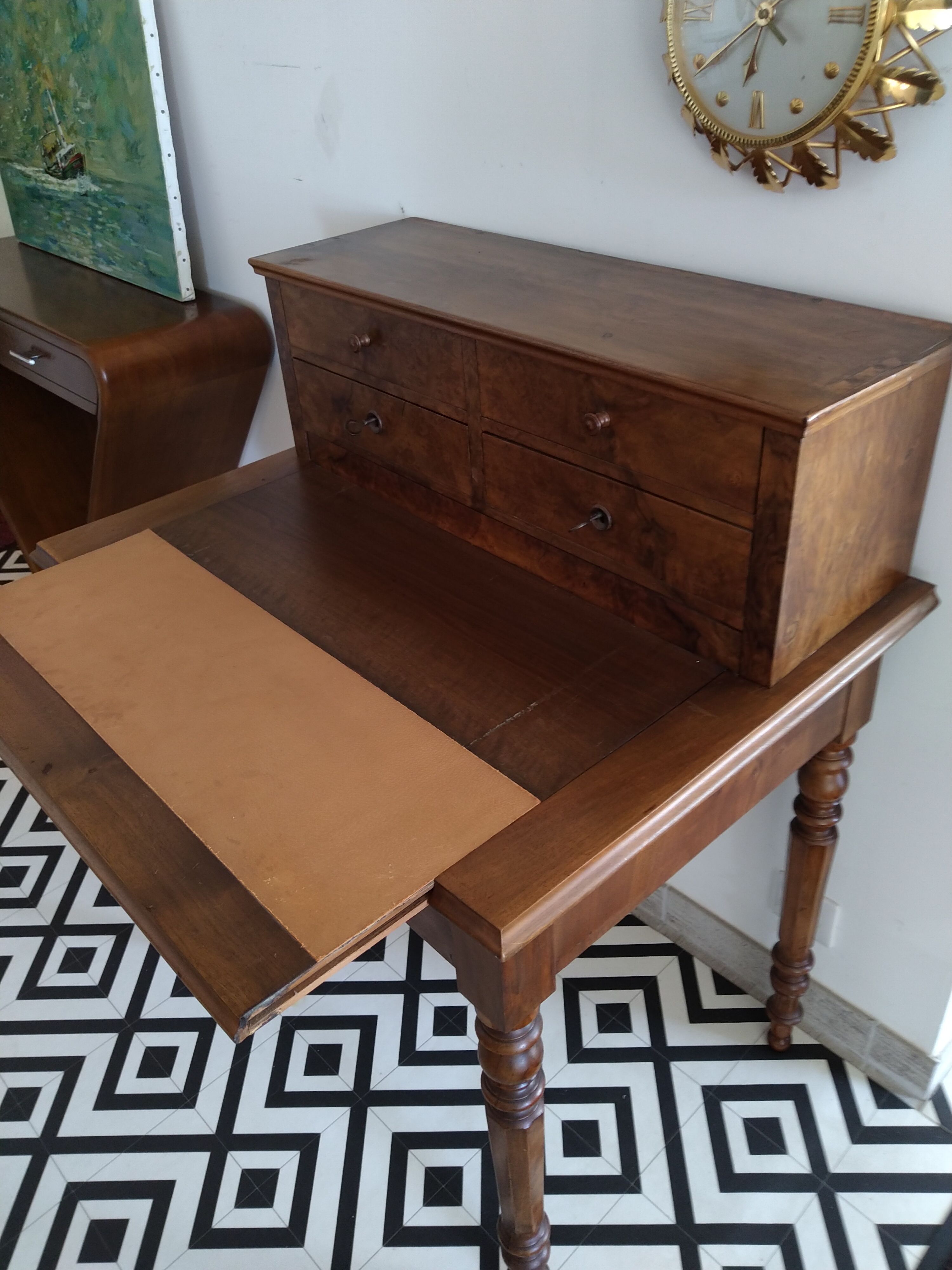 Sliding tray tiered desk