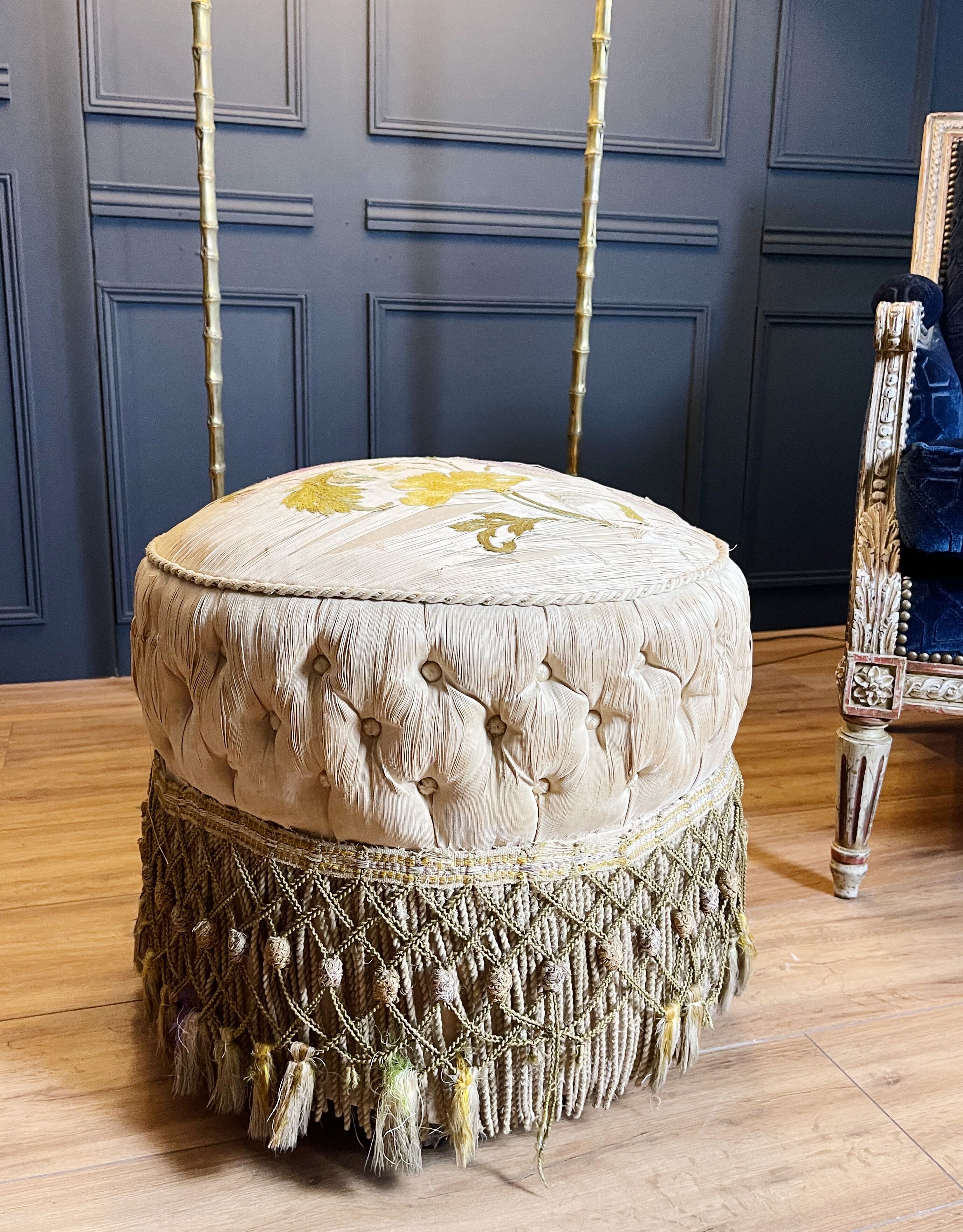 Pouf d'époque Napoléon III en tissu capitonné d'origine à roulettes
