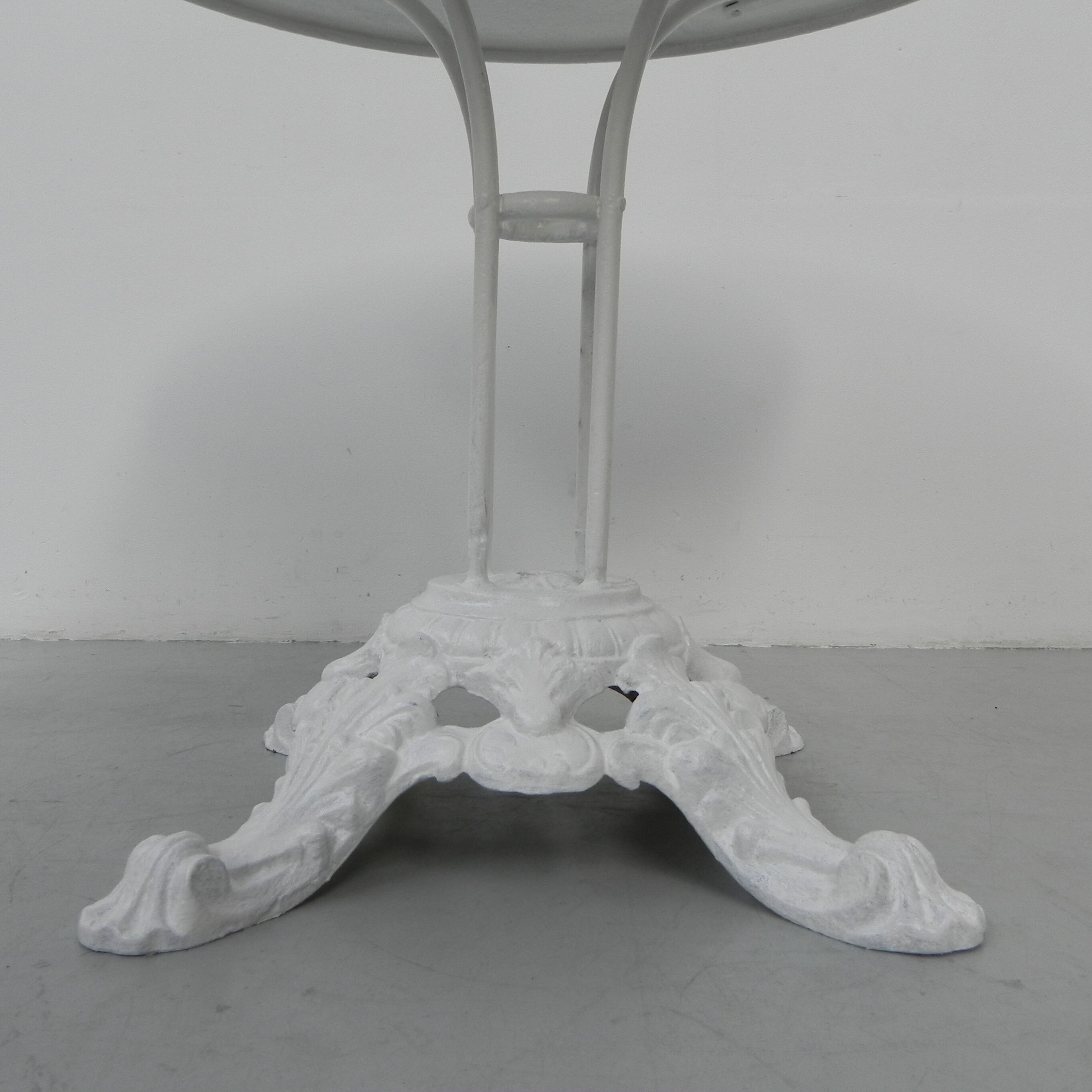 Table de jardin en acier avec base en fonte