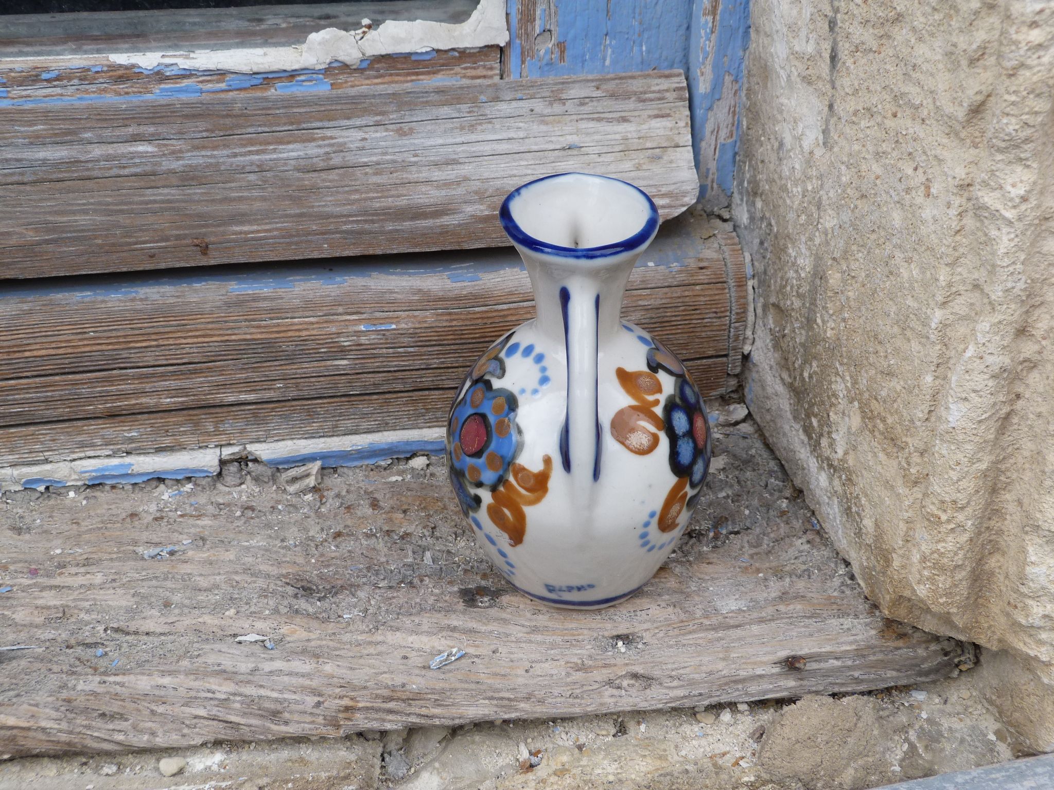 Vase double anses à motifs fleurs signé Alphonse Mouton