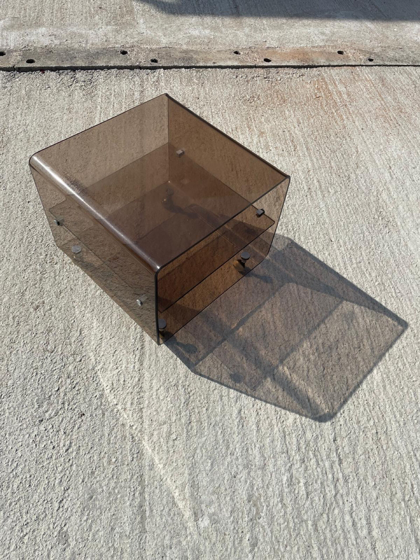 Table d'appoint vintage en plexiglas fumé, probablement des années