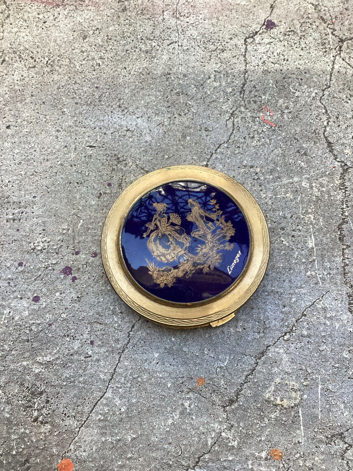 Illustrated powder maker of limoges