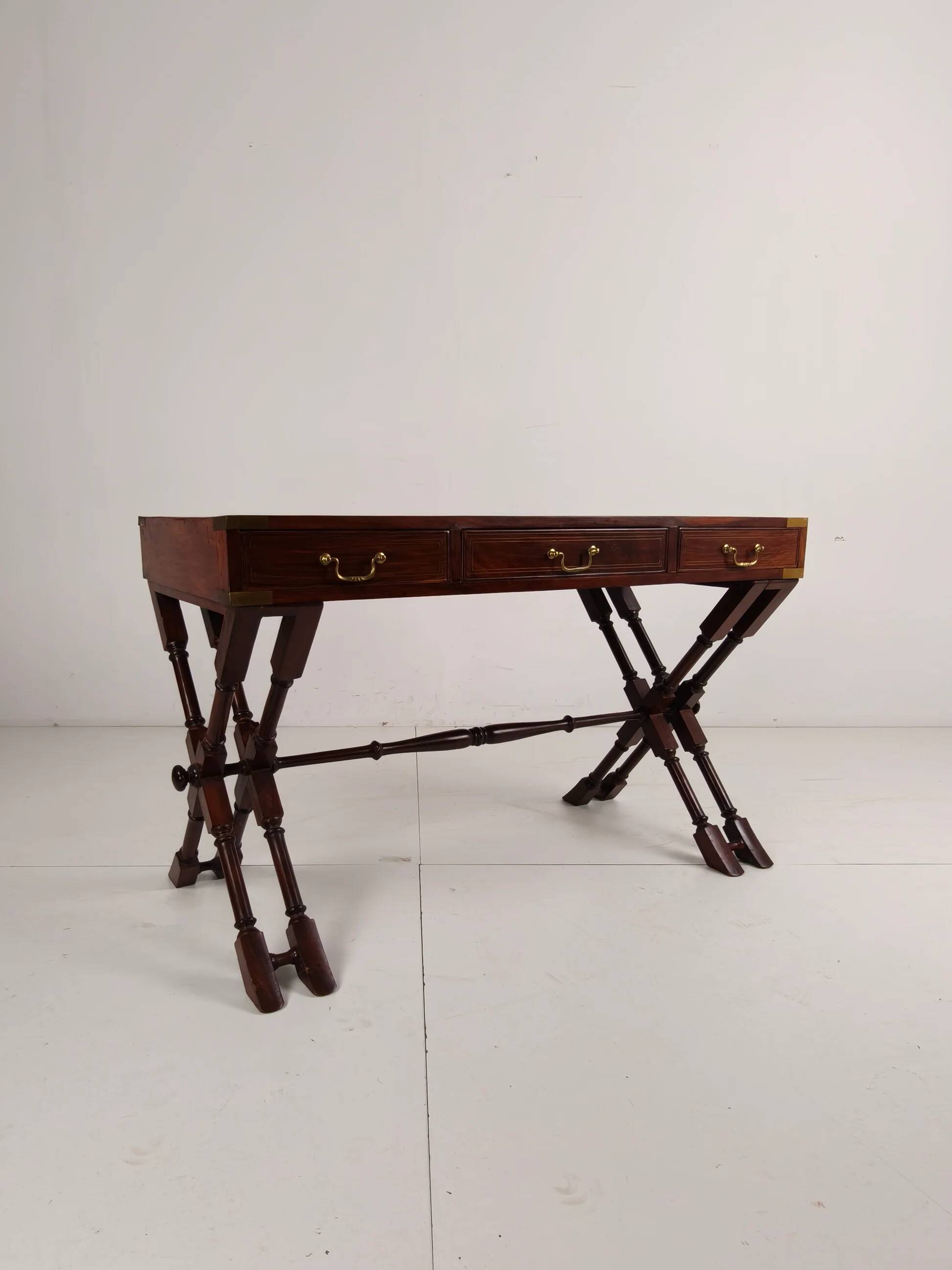 Bureau d'écriture militaire anglo-indien vintage à tréteaux avec incrustations de laiton