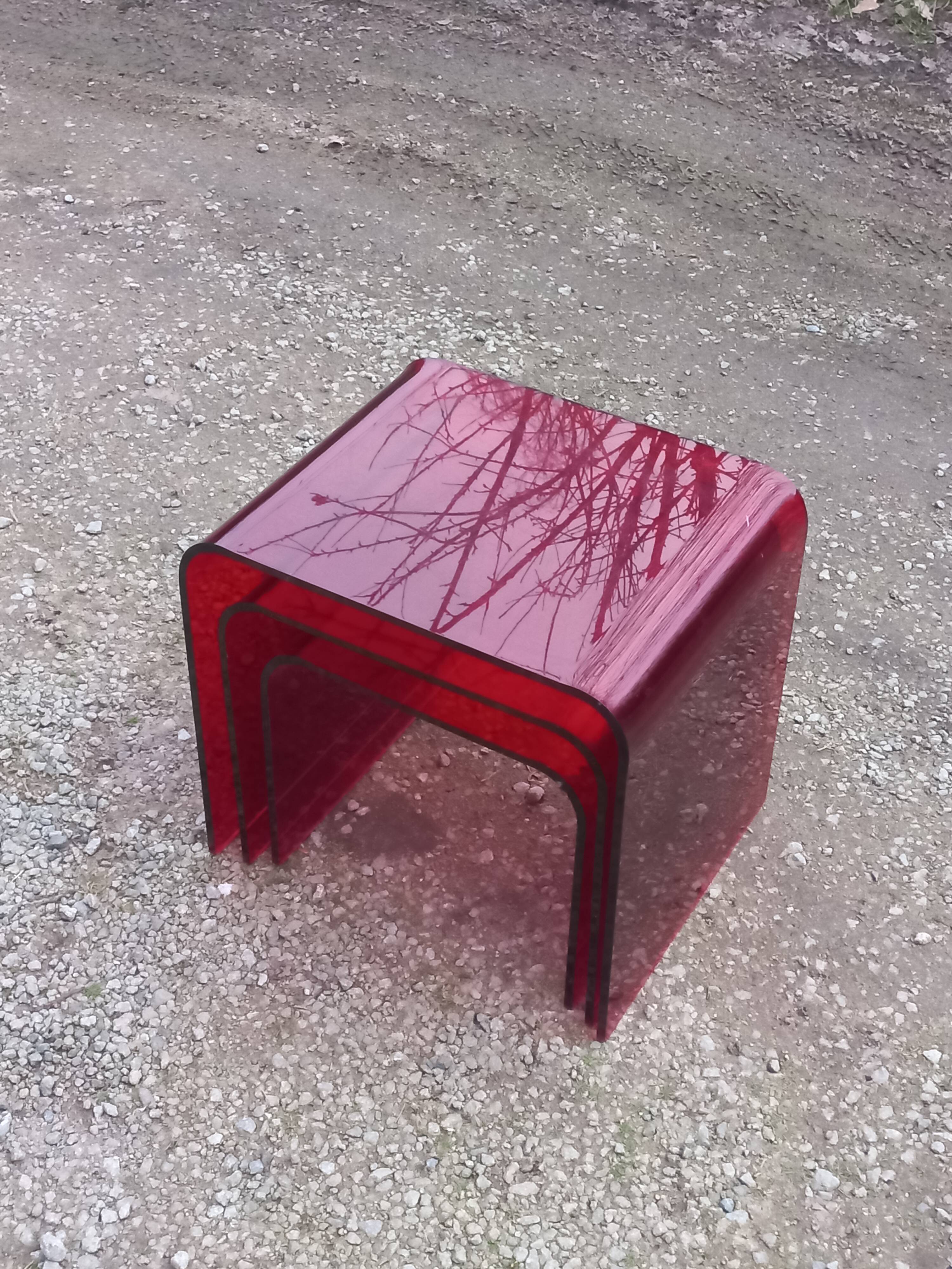 Set of 3 nesting tables in red plexiglass from the 70-80s