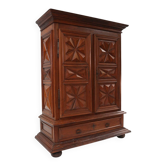 Armoire en chêne Louis XIII du début du XVIIe siècle avec sculpture géométrique