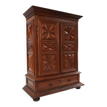 Armoire en chêne Louis XIII du début du XVIIe siècle avec sculpture géométrique