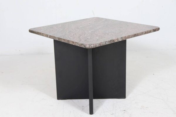 Table basse en granit et bois, Italie, années 1980.
