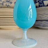 Vase, soliflore en opaline blanche et bleu ciel