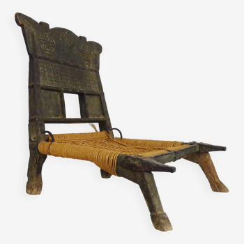 Chaise Pidha traditionnelle en bois sculpté. Début XXème