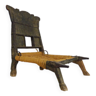 Chaise Pidha traditionnelle en bois sculpté. Début XXème