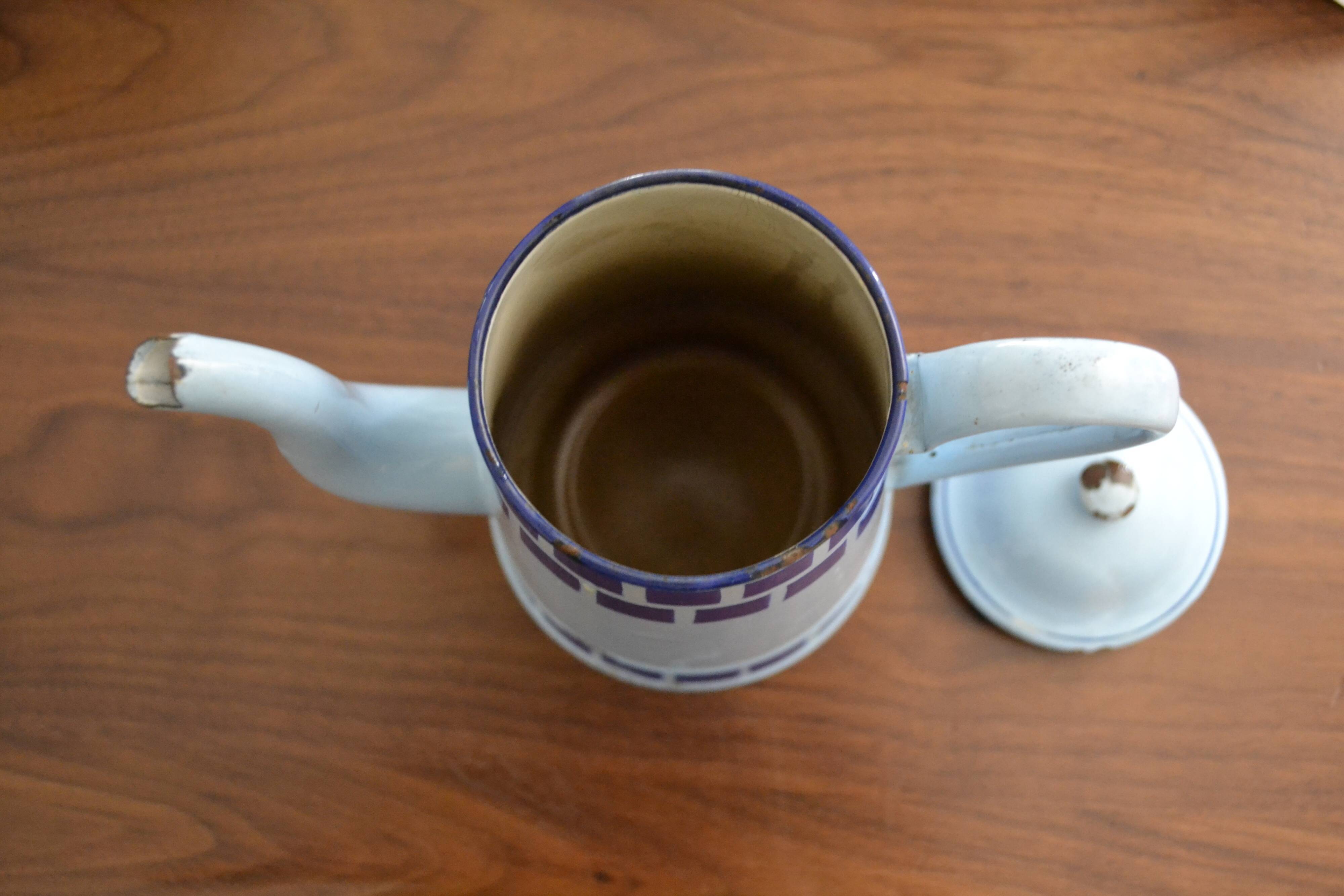 Cafetière bleue en tôle émaillée