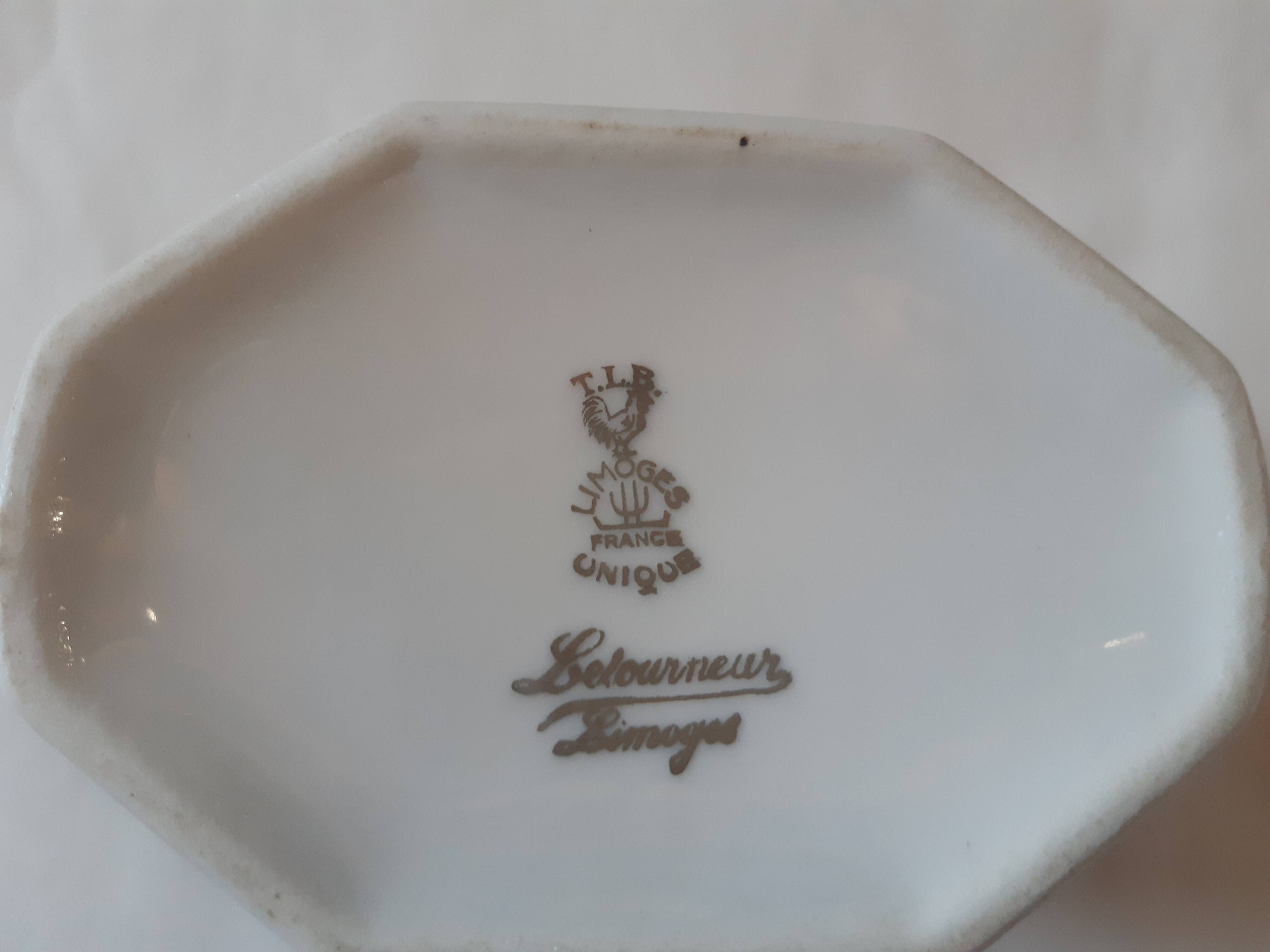 Pot à lait vintage au décor rose et bleu en porcelaine de Limoges signé.