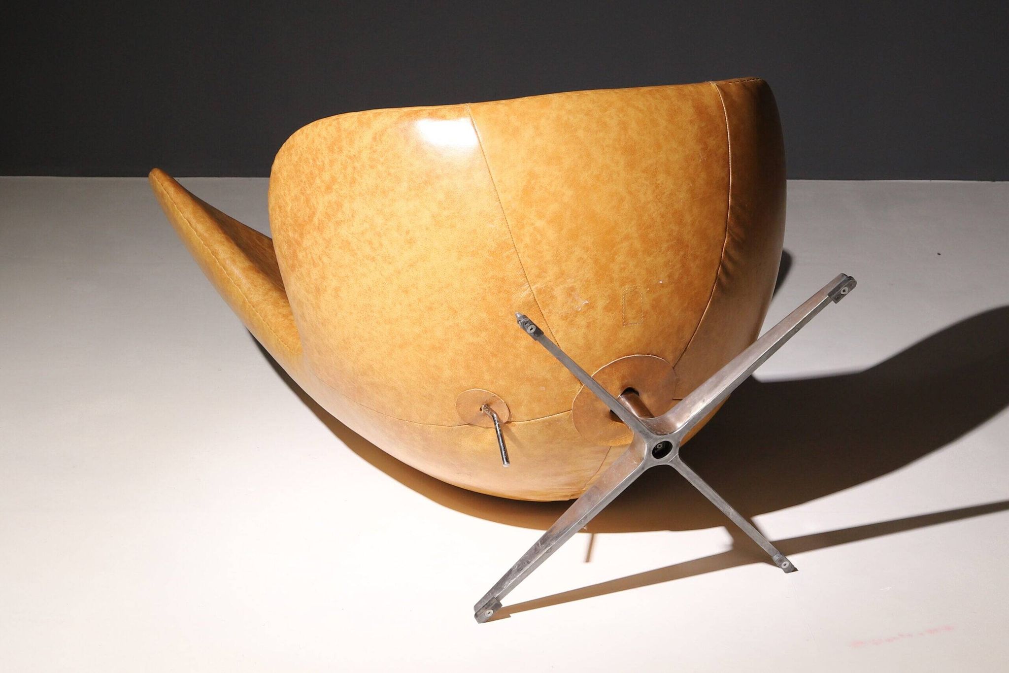 Chaise œuf modèle 3316 en cuir moderne Arne Jacobsen années 1990 Danemark