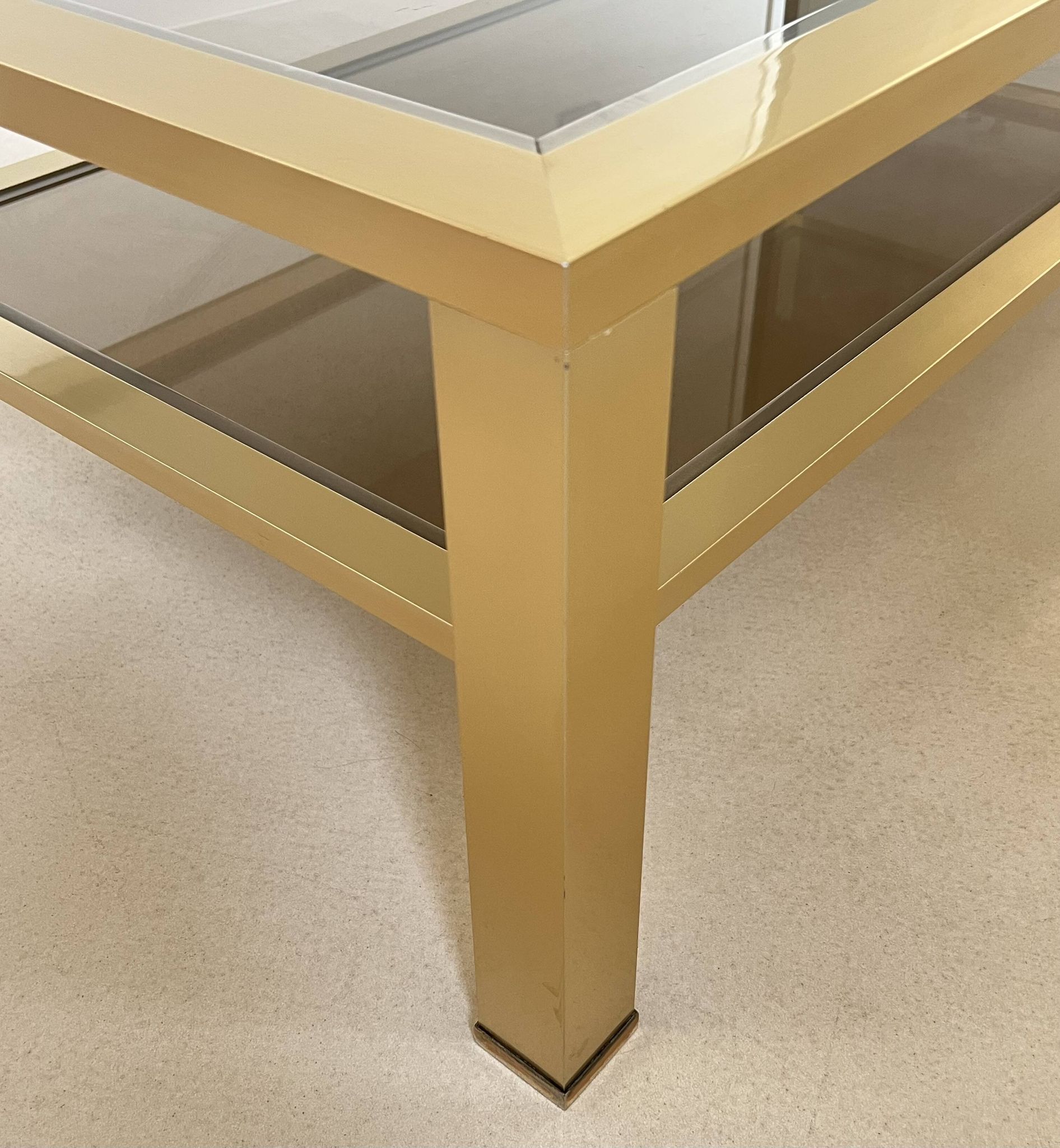 Table basse grand modèle en métal doré, France années 70