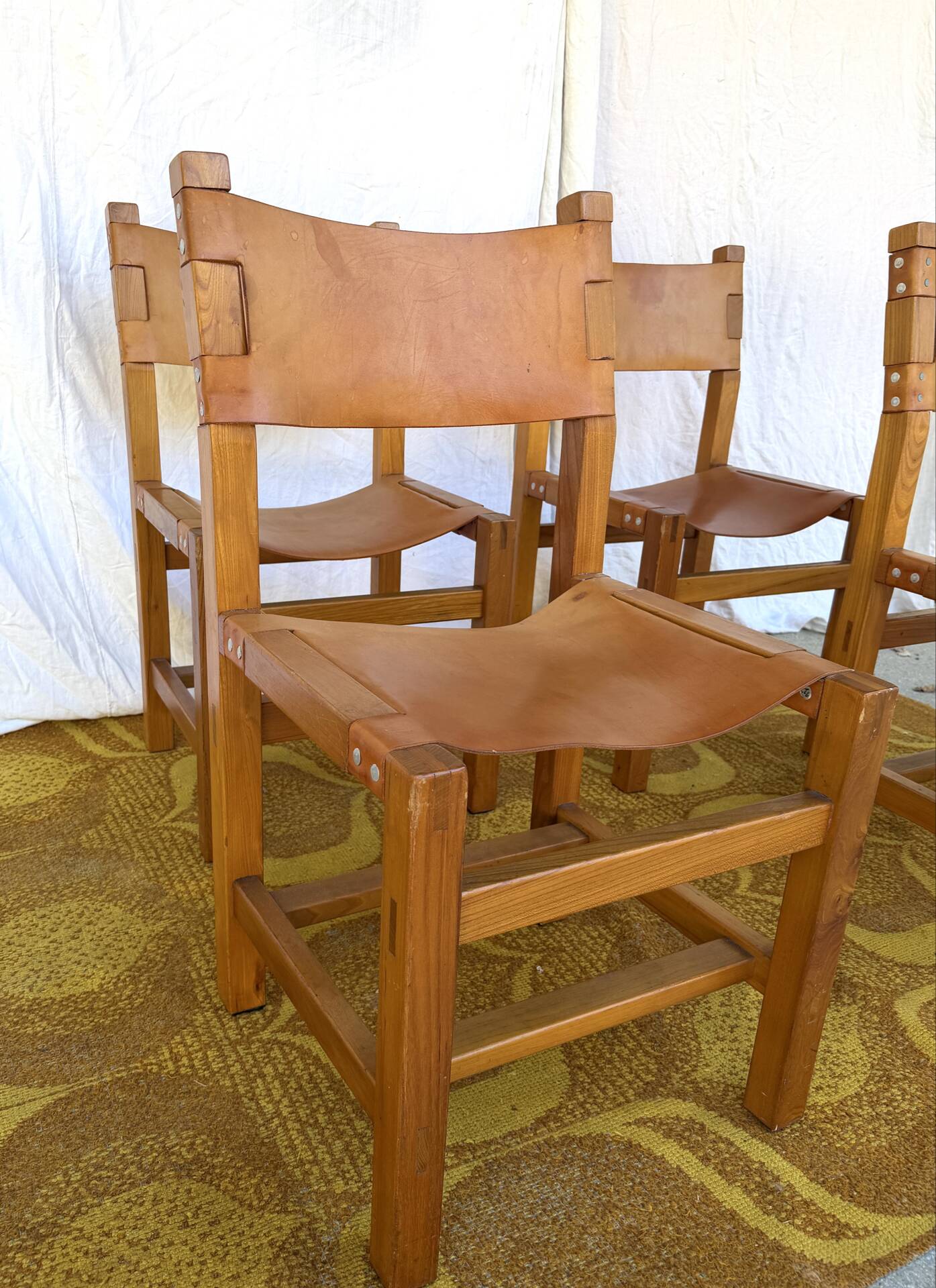 Set of 4 chairs Maison Regain in leather and solid elm.