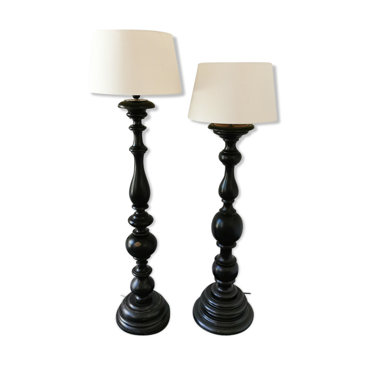 2 solid wooden lampposts