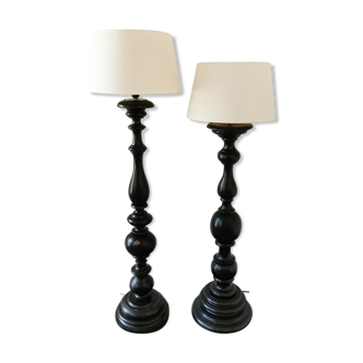 2 solid wooden lampposts