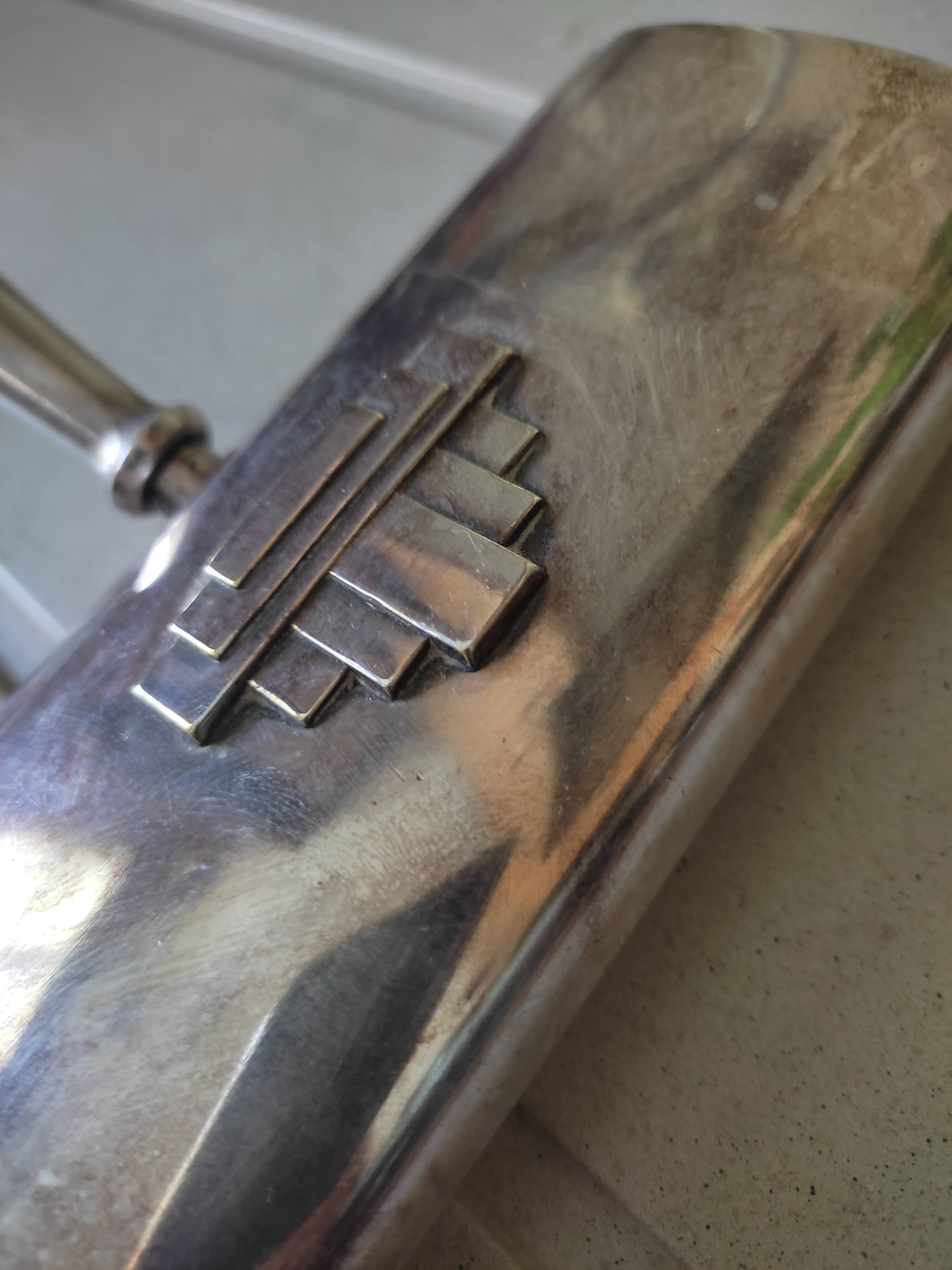 Picks up crumbs art deco