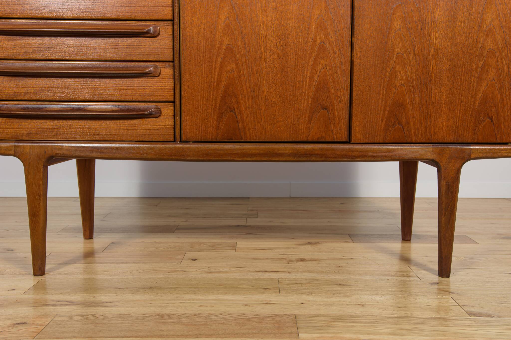Buffet haut en teck des années 60 par John Herbert pour A. Younger Ltd.