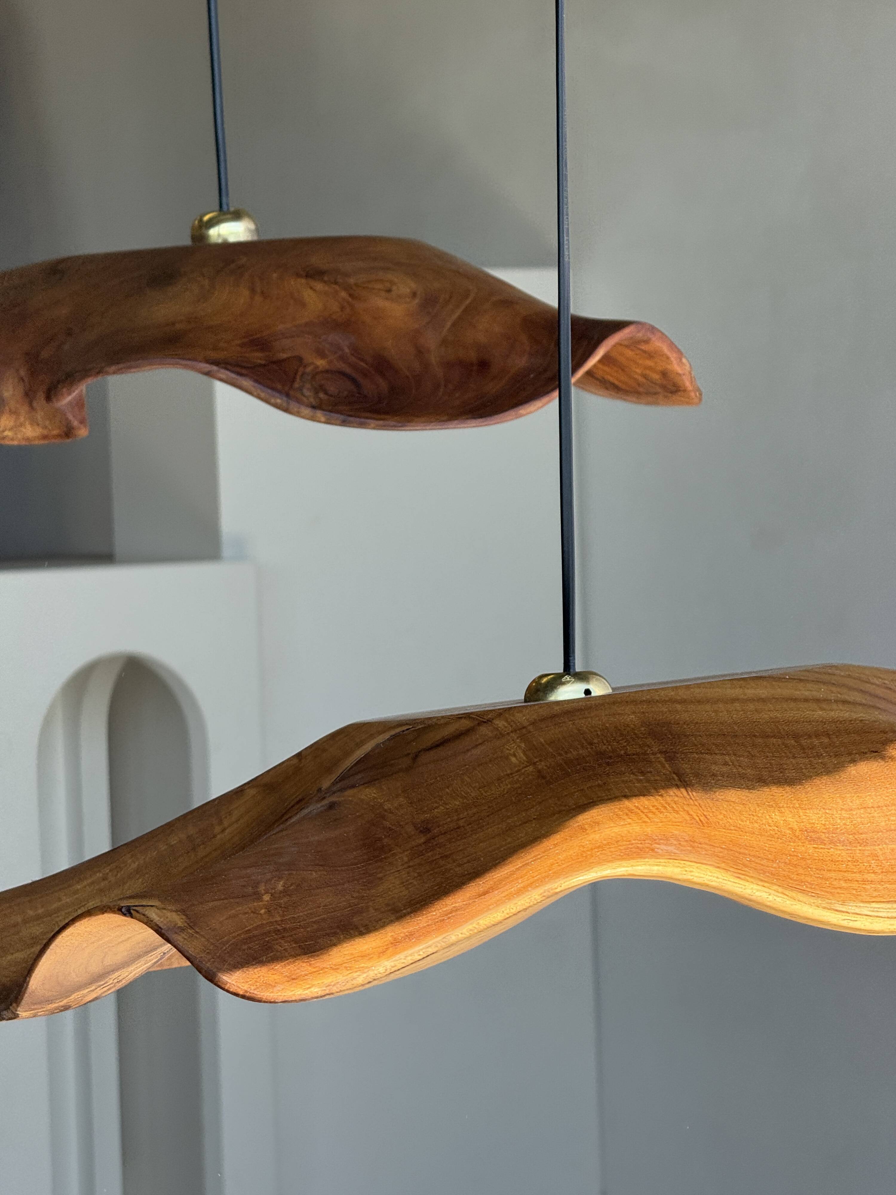 Large wavy flat leaf suspension in smooth teak D:50