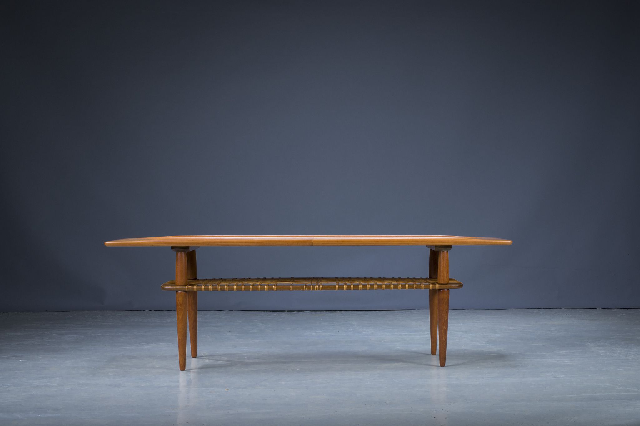 Table basse mid-century en teck et rotin