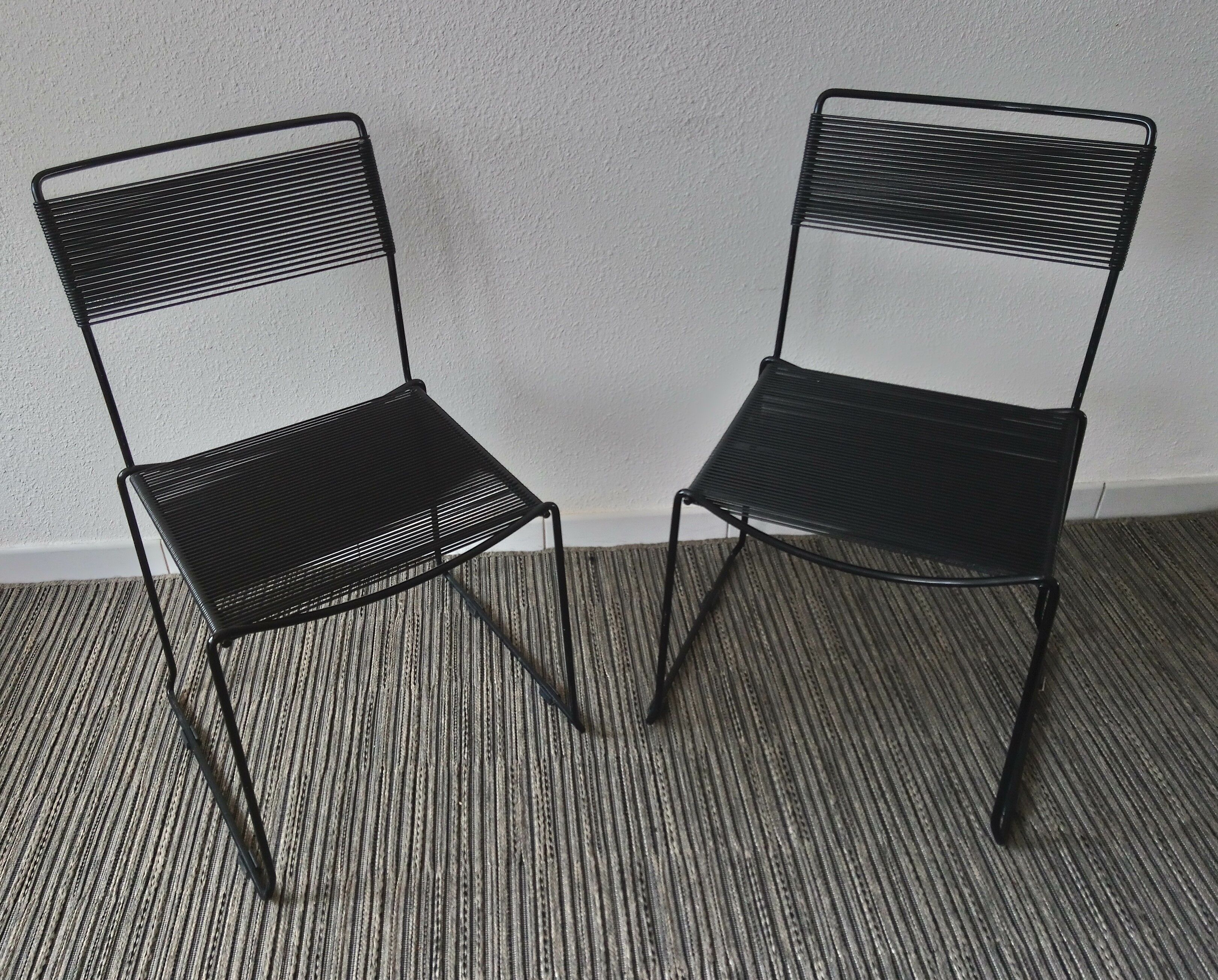 Paire de chaises spaghetti scoubidou noires années 70